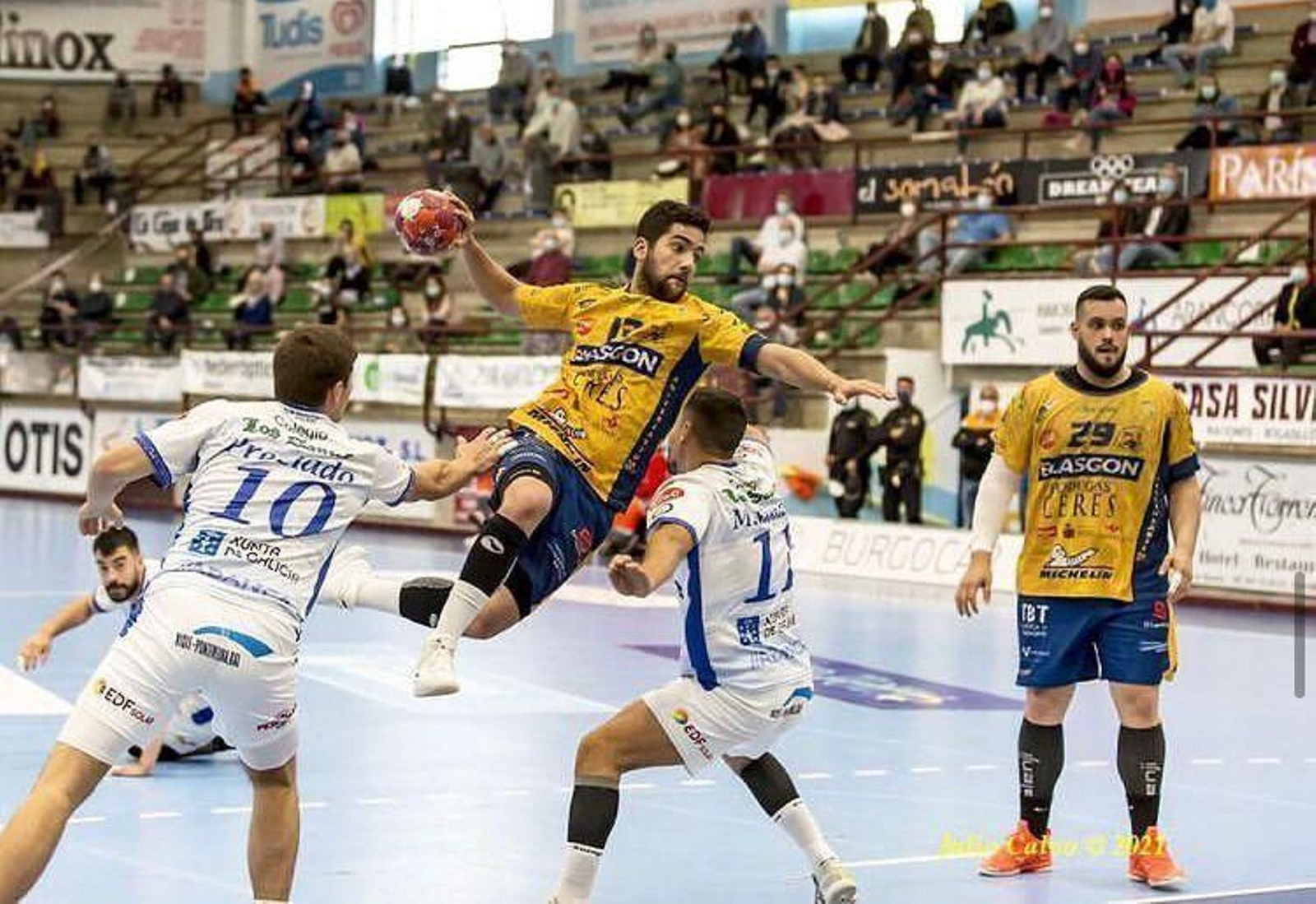 Nico López durante una acción de tiro en suspensión.