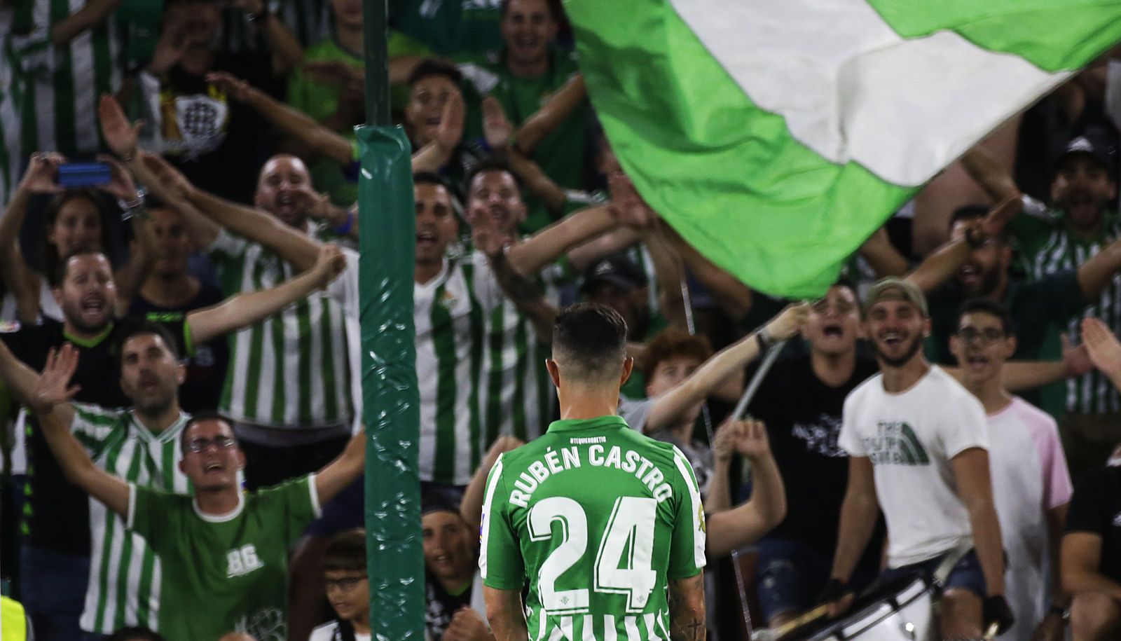 Rubén Castro mira a la grada de Gol Sur en su partido homenaje ante Las Palmas.