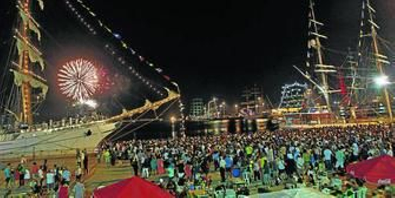 Ambiente en el interior del muelle en la noche del sábado, con bastante público visitando los barcos y el resto de instalaciones habilitadas.