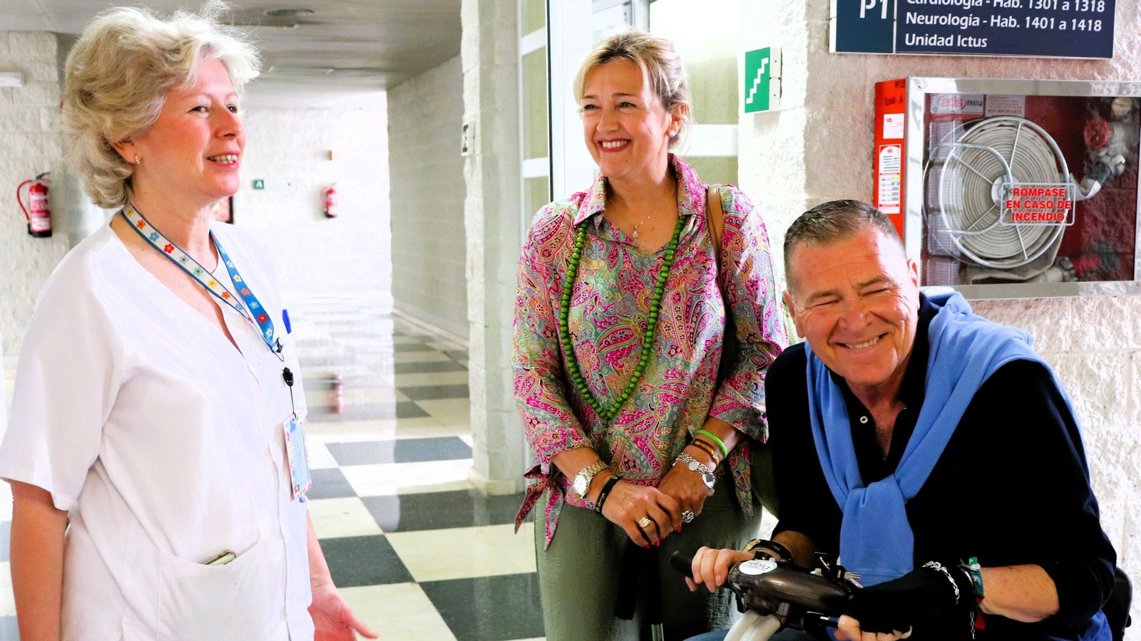 Rafael Díaz, paciente de ELA, y su mujer María Antonia Fernández un día de consultas en el hospital Juan Ramón Jiménez. Rafael Díaz, paciente de ELA, y su mujer María Antonia Fernández un día de consultas en el hospital Juan Ramón Jiménez.