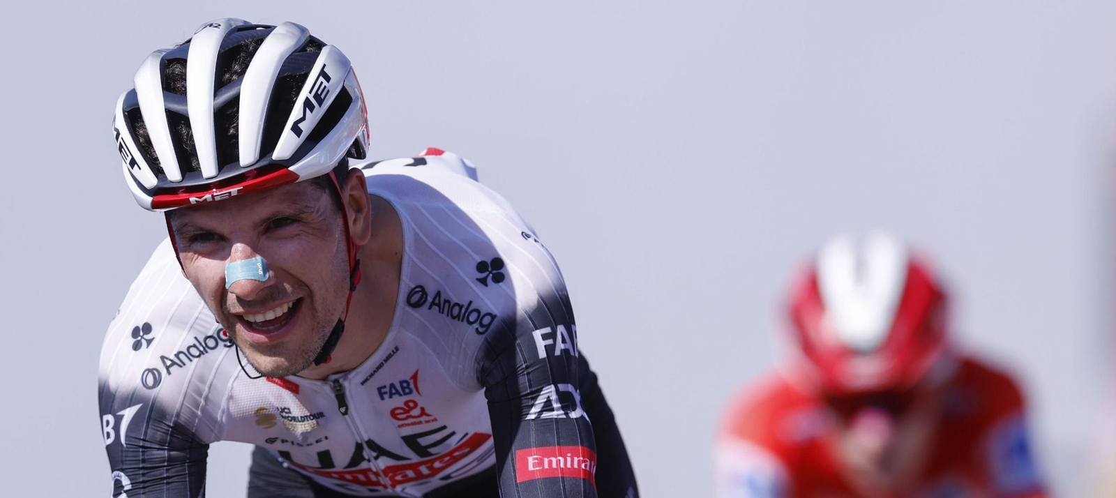 Joao Almeida entra en la meta de L'Angliru seguido de Vingegaard.