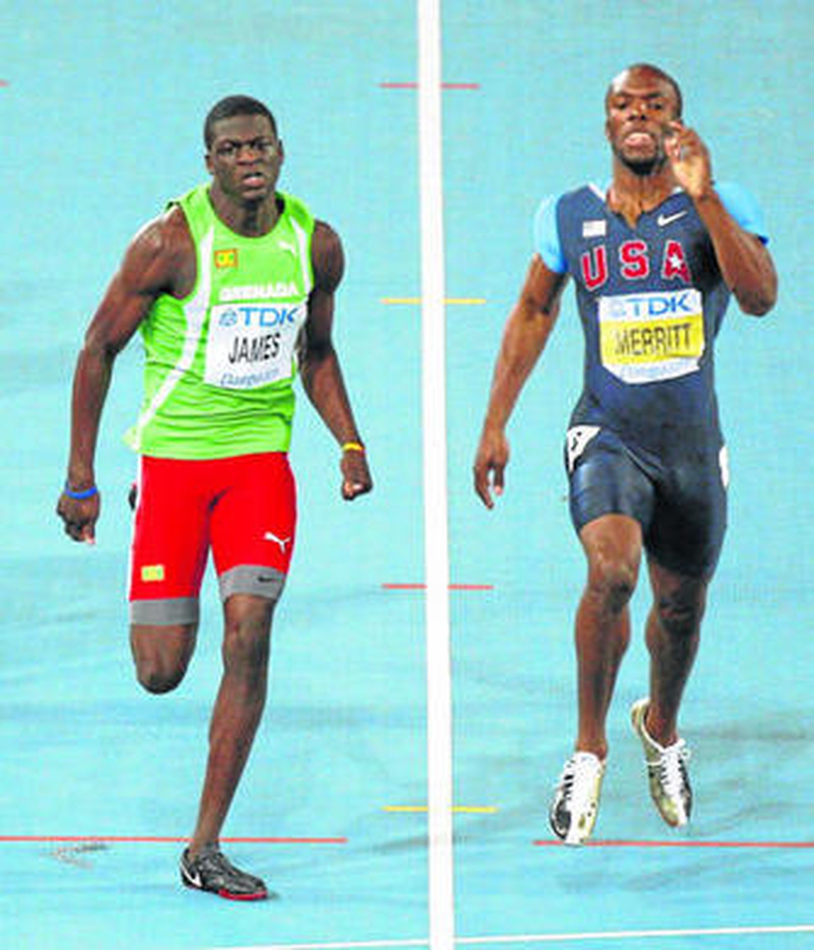 Kirani James adelanta al estadounidense Merrit en la final de 400 metros.