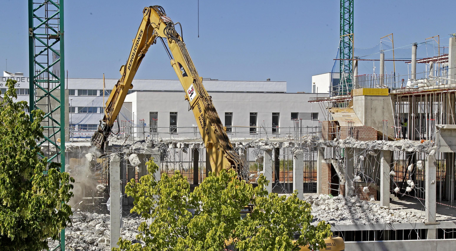 Imagen general de la demolición en la comisaría de Policía de Jerez.