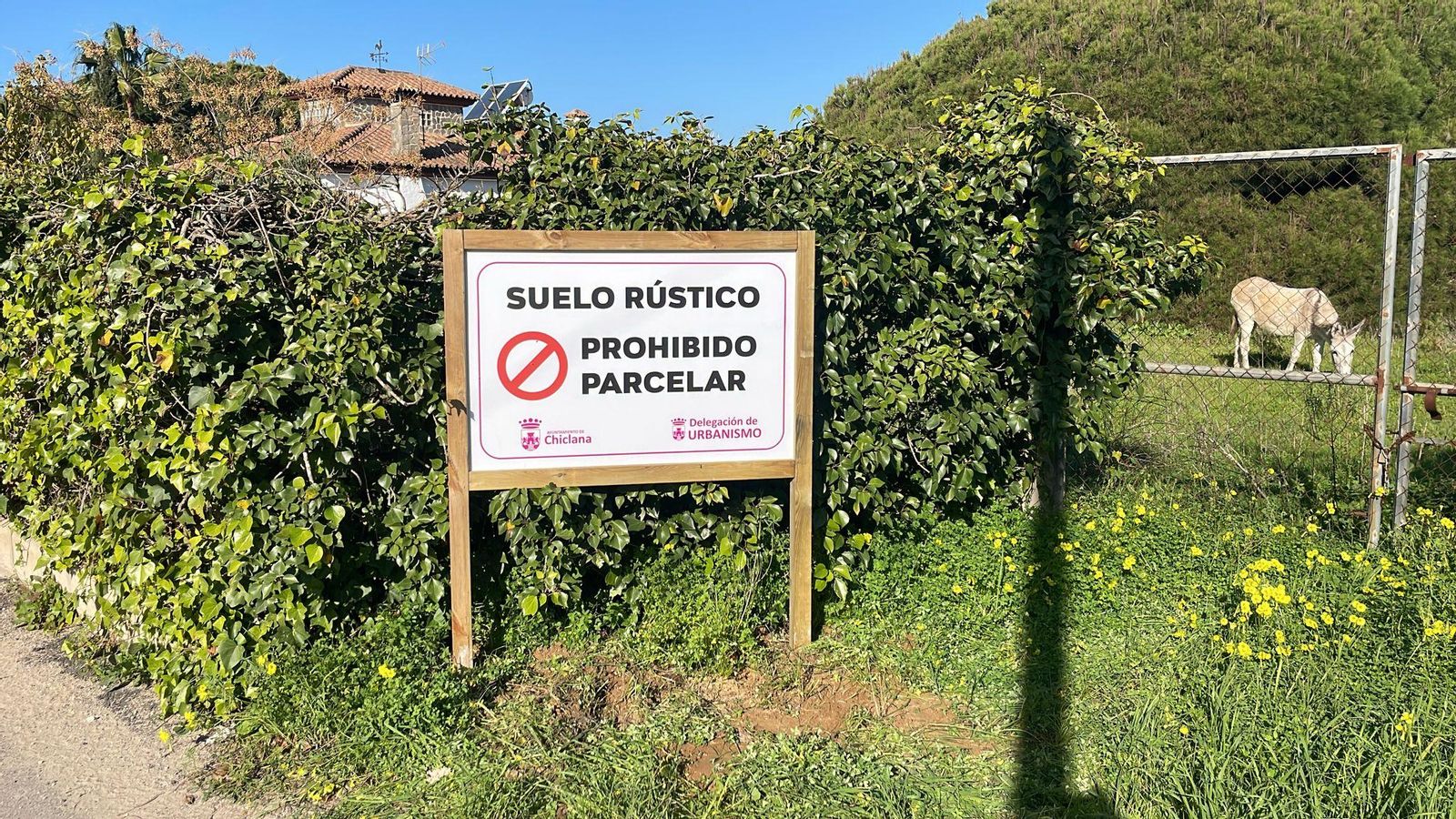 El Ayuntamiento ha colocado estas advertencias en numerosas zonas del municipio. El Ayuntamiento ha colocado estas advertencias en numerosas zonas del municipio.
