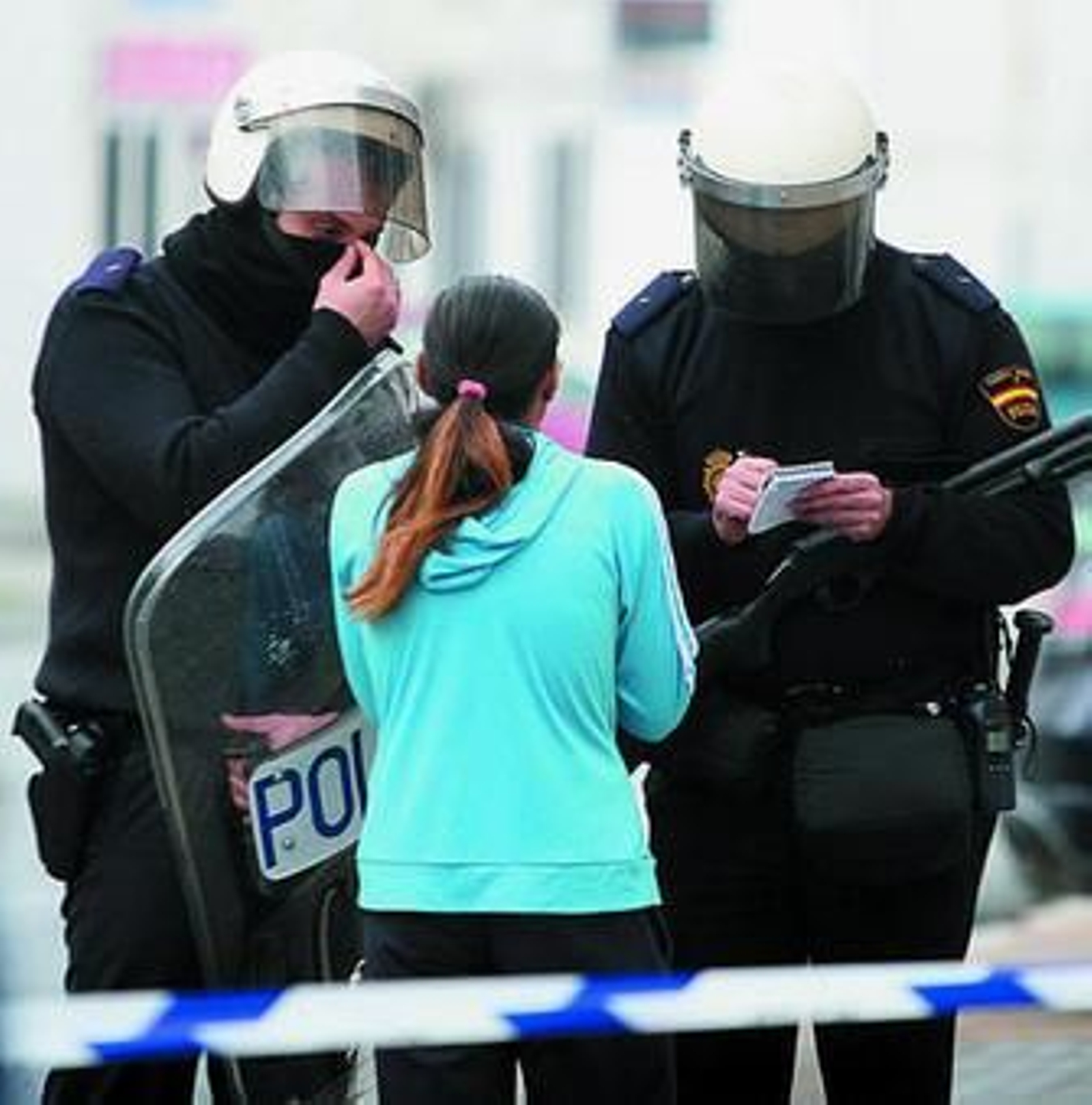 Una de las vecinas, intentando acceder a su vivienda.