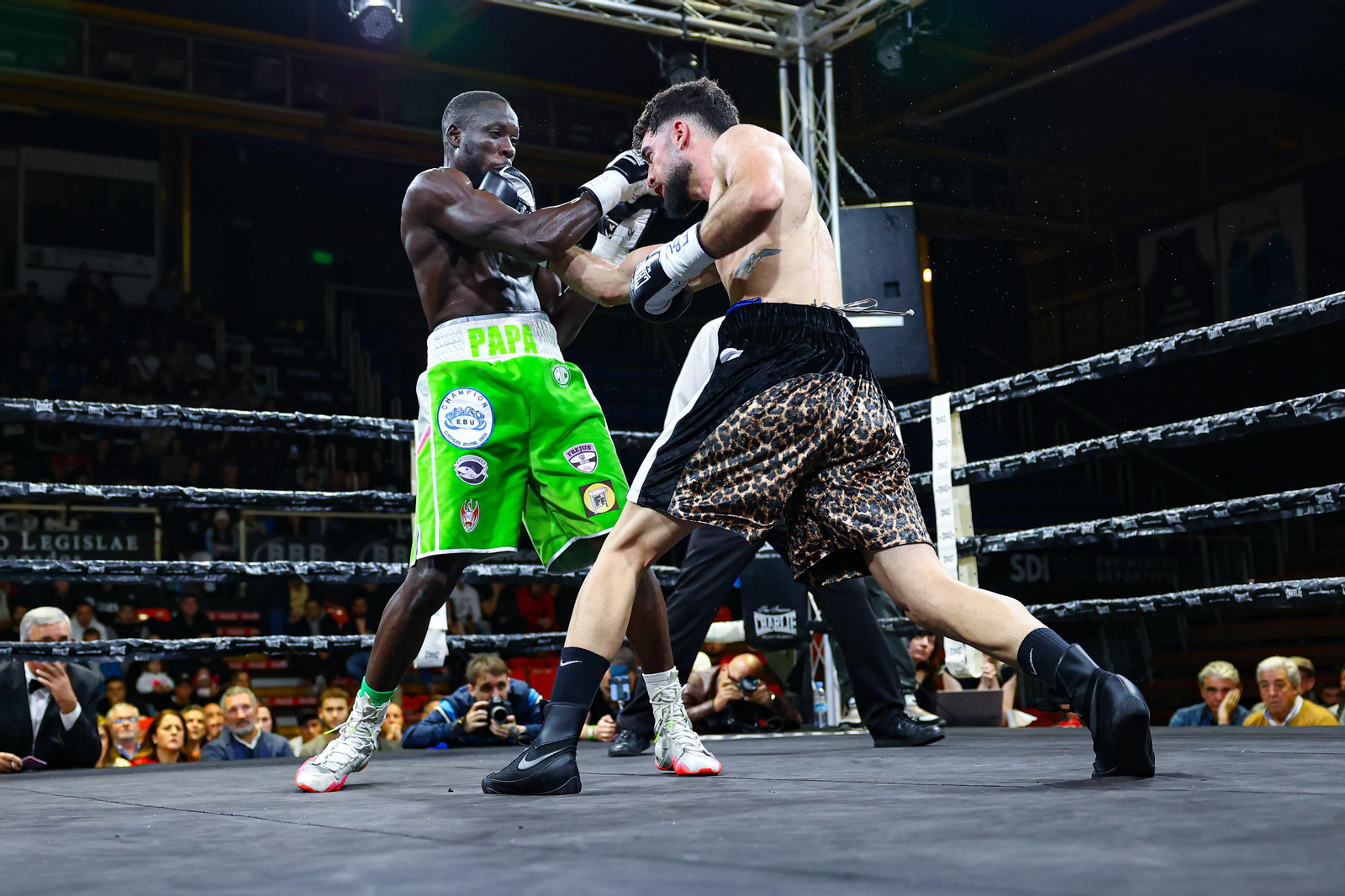 Las mejores fotos de la derrota de José Luis Navarro (El Cazador Jr) ante Gustave Tamba