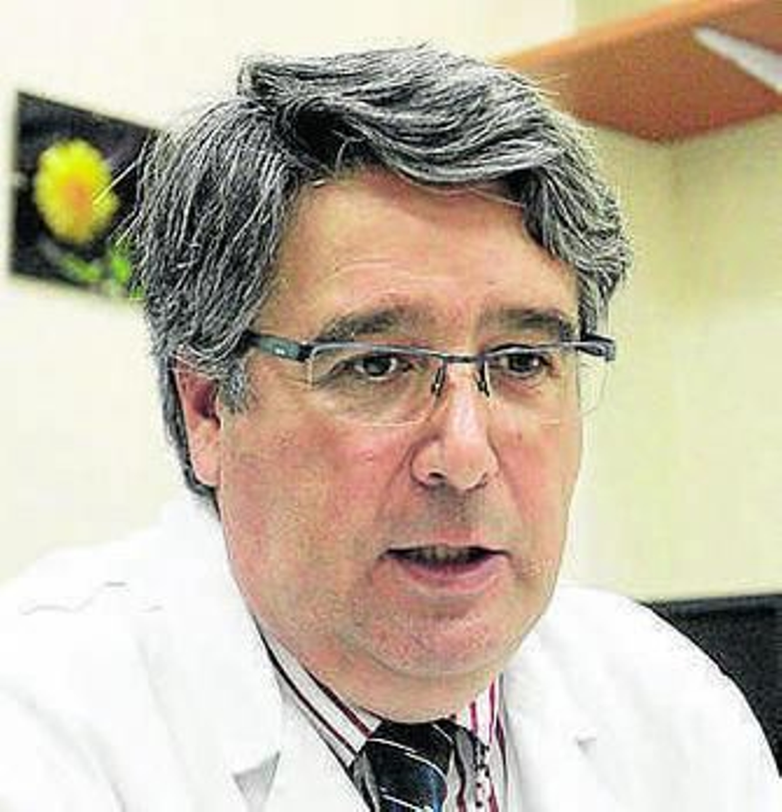 Una enfermera vacuna a un paciente en el centro de salud de Santa Rosa.