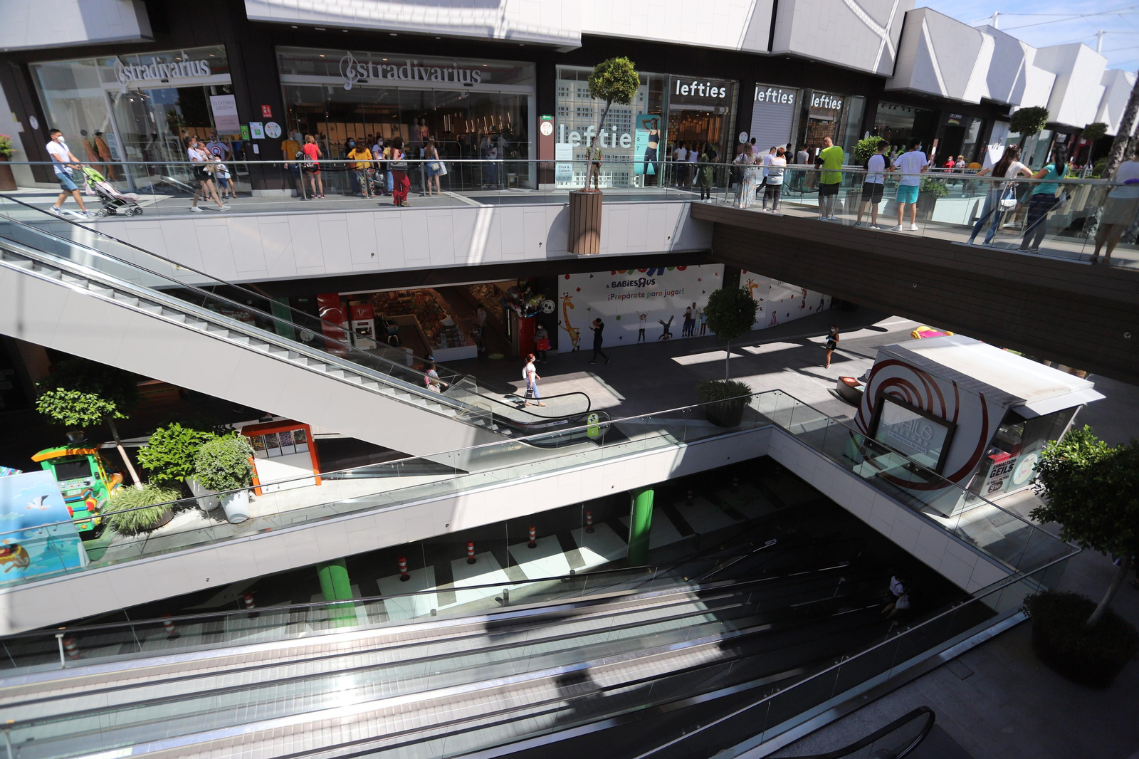 Imágenes de la apertura en la fase dos de la desescalada del centro comercial Holea en Huelva