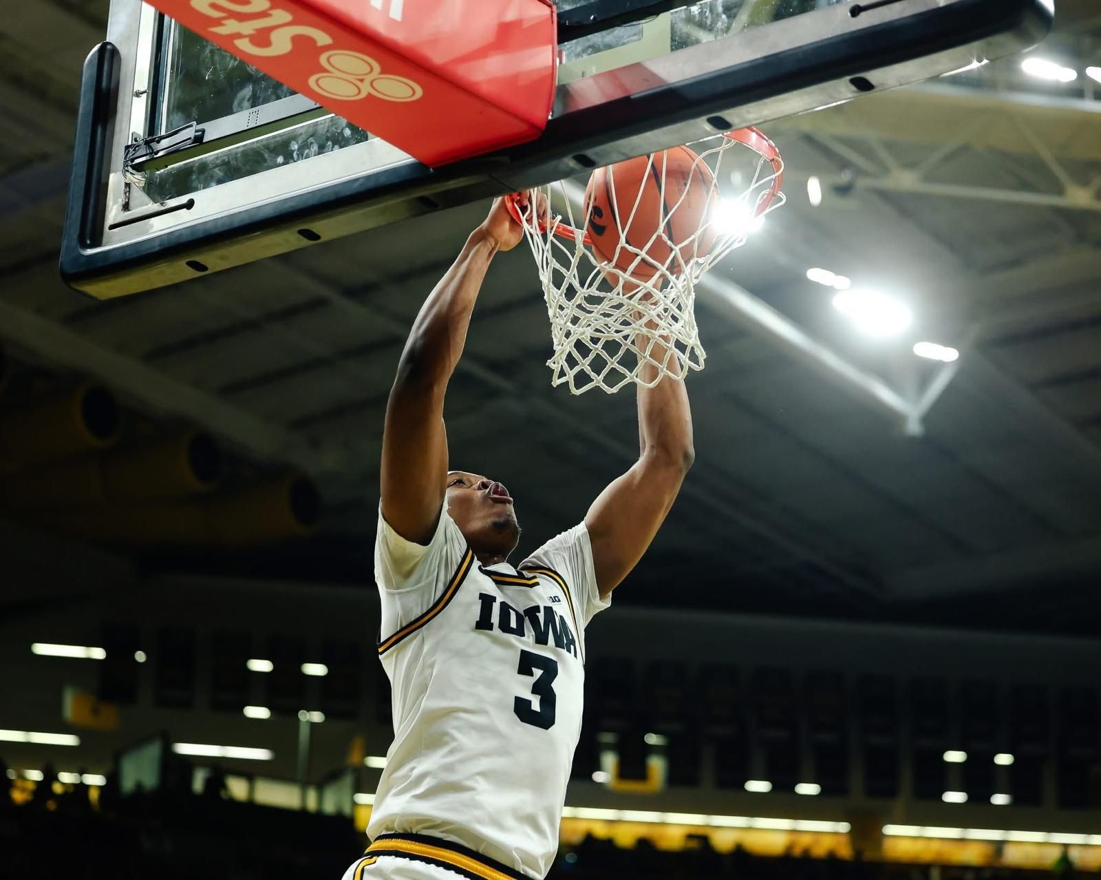 NCAA: Álvaro Folgueiras brilla para despedir el 2025