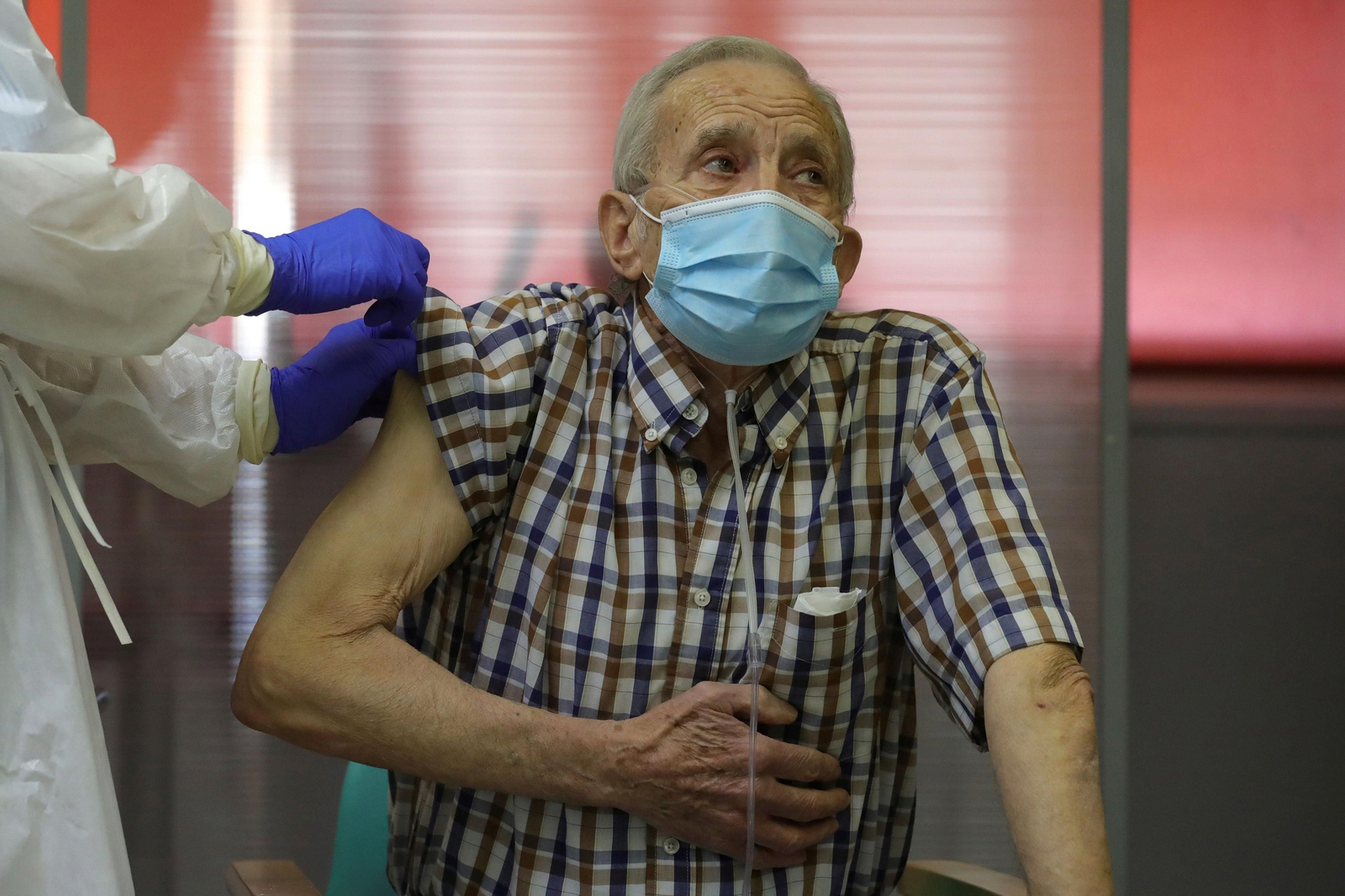 Los primeros vacunados contra el coronavirus en cada Comunidad Autónoma