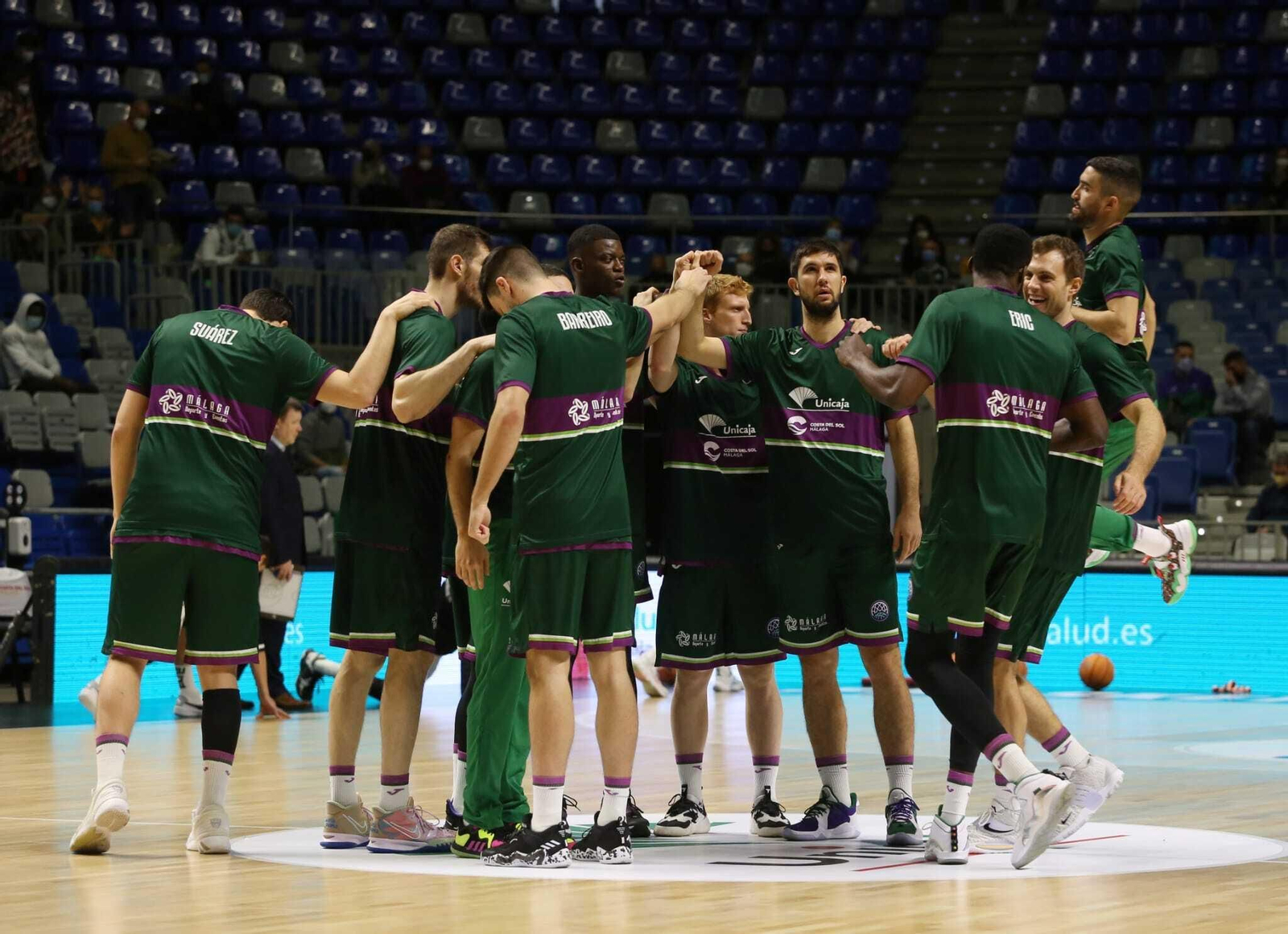 Los jugadores del Unicaja, en el calentamiento en el Carpena.