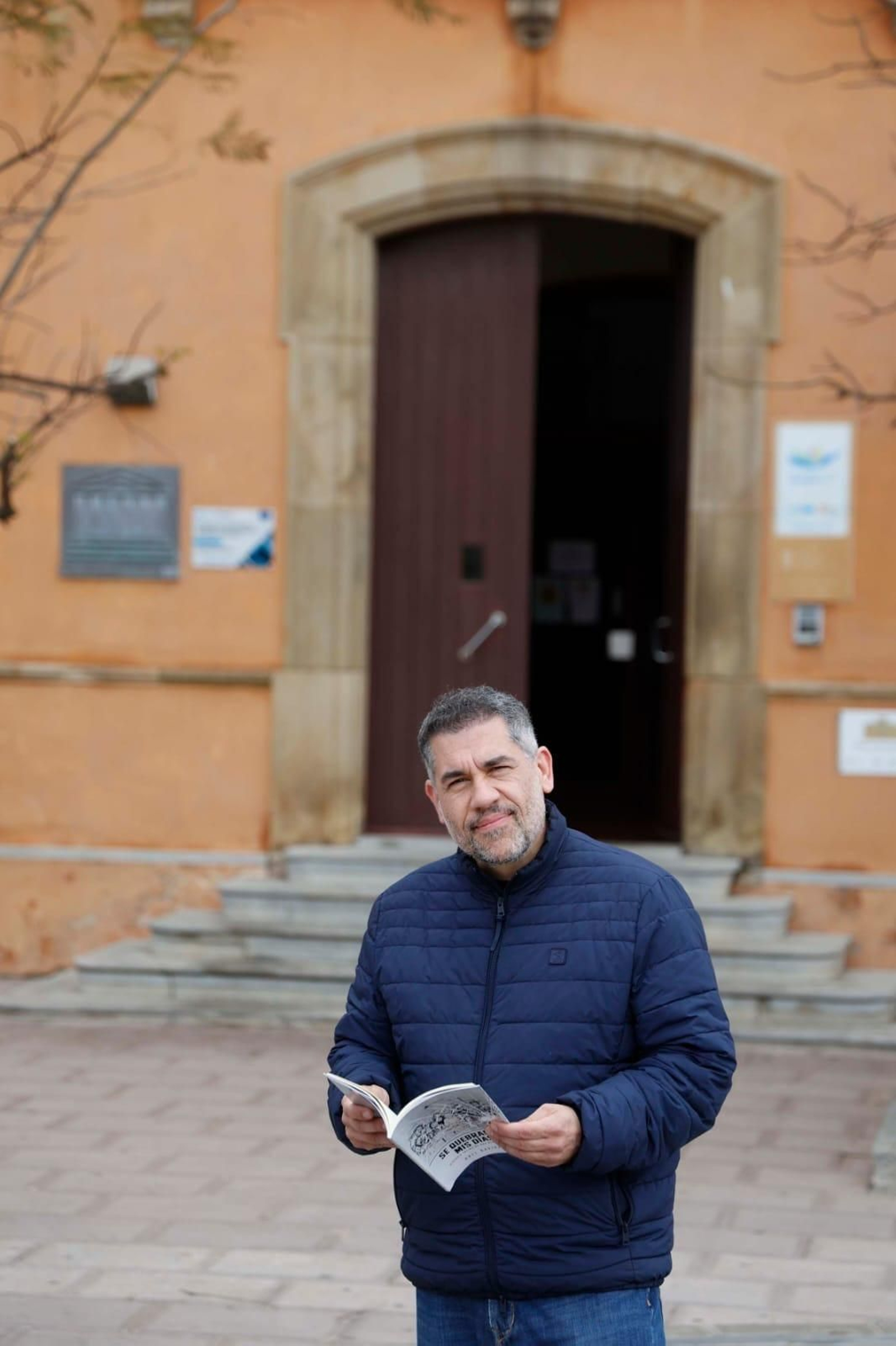 En autor de 'Se quebrarán mis días' en los aledaños del Museo