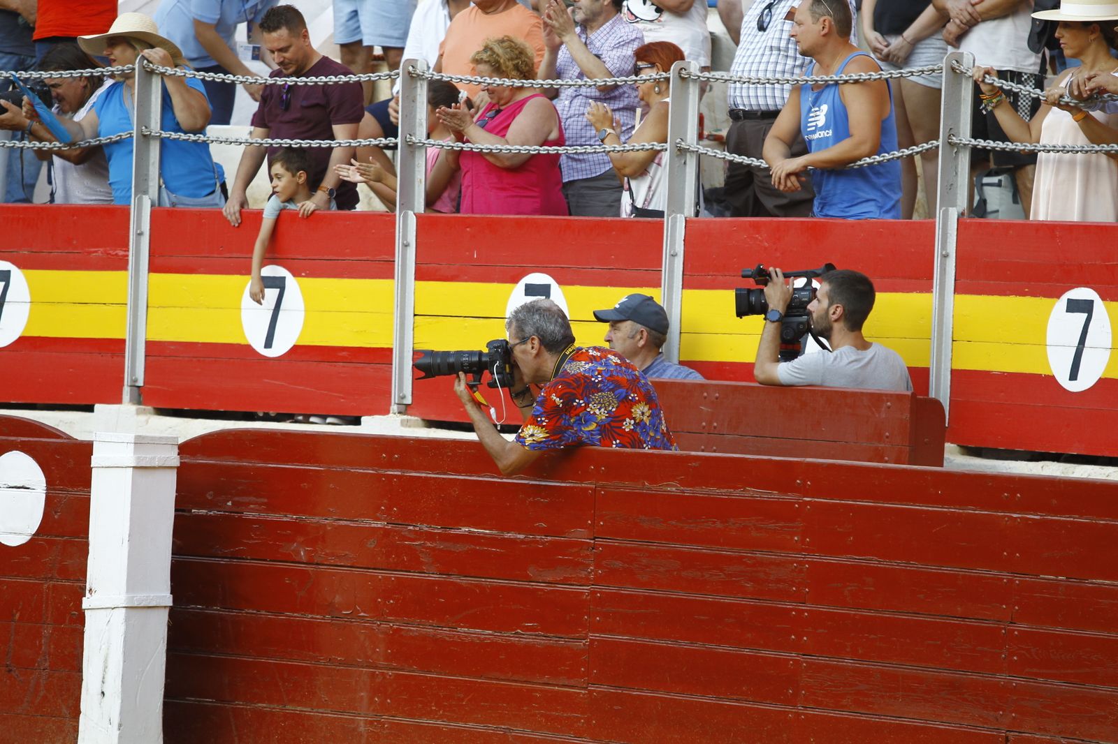 Imágenes del 'ambiente' en la corrida de toros de la Feria de Almería, con los diestros Morante de la Puebla, El Juli y Tomás Rufo