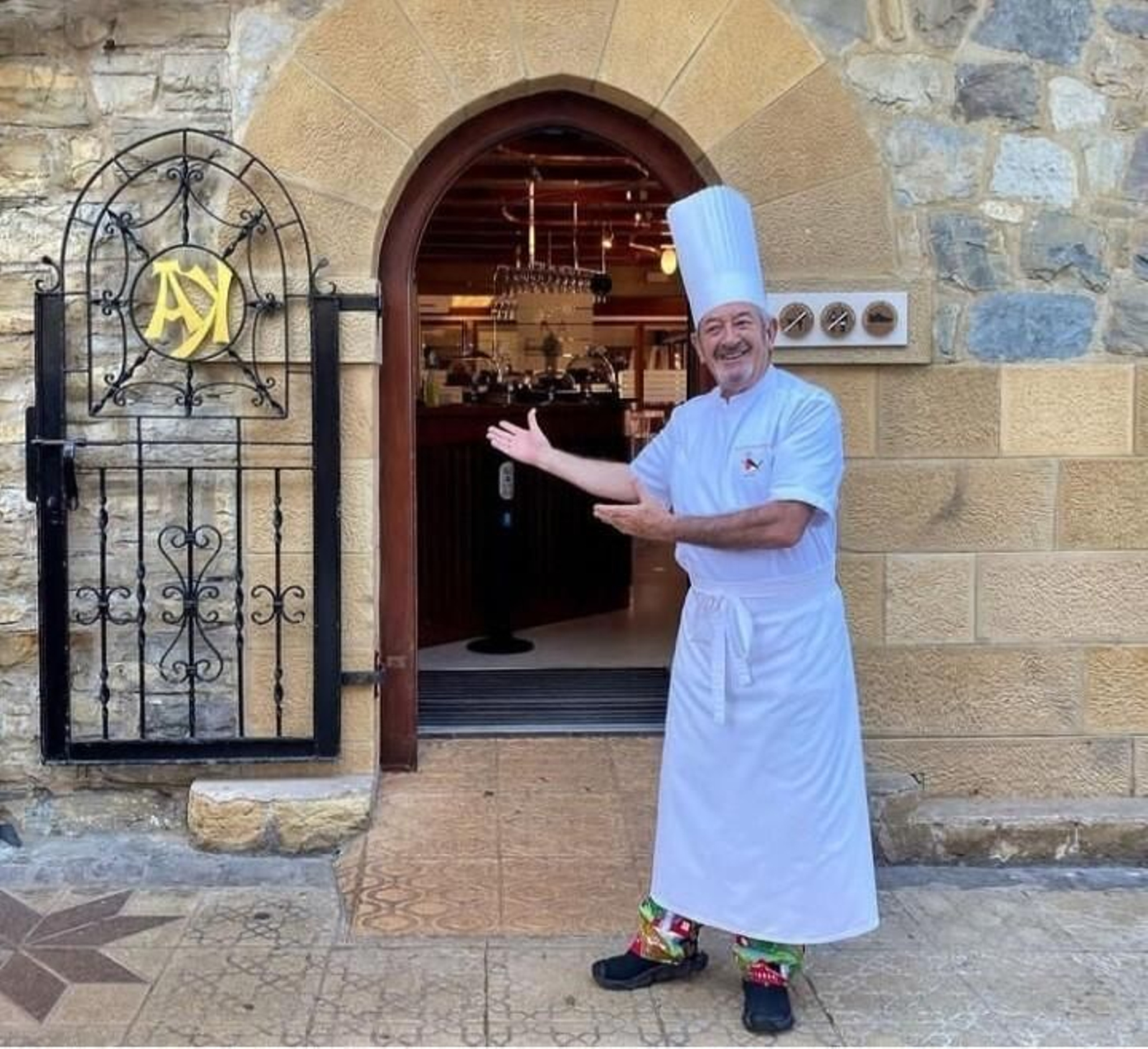Karlos Arguiñano invita a la entrada de su restaurante en Zarauz