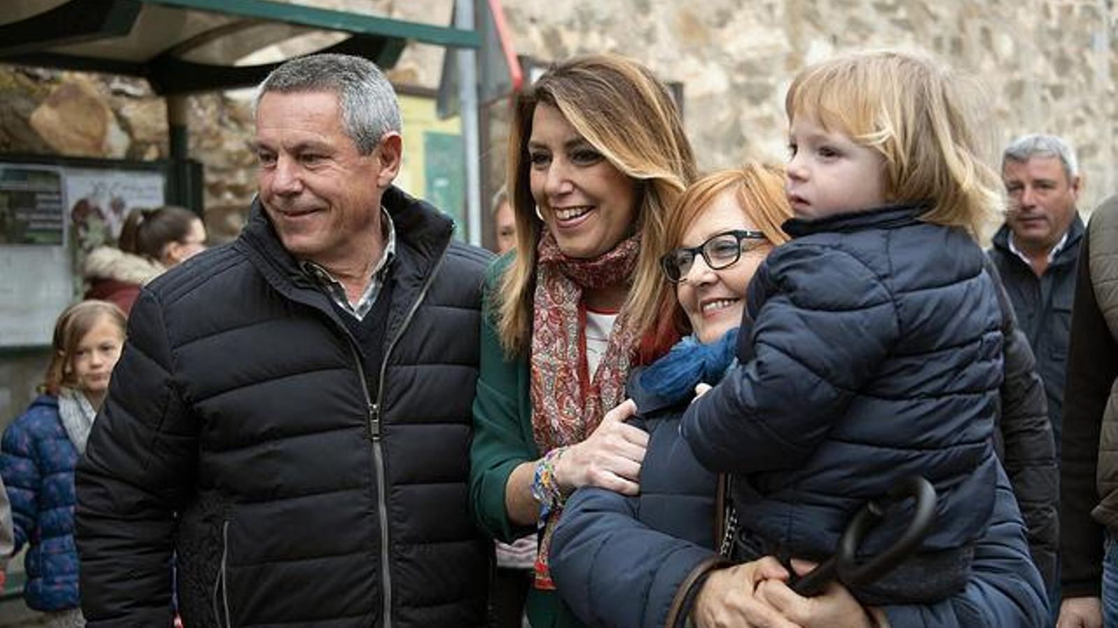 Susana Díaz se toma una foto con varios simpatizantes en Bayárcal. Susana Díaz se toma una foto con varios simpatizantes en Bayárcal.