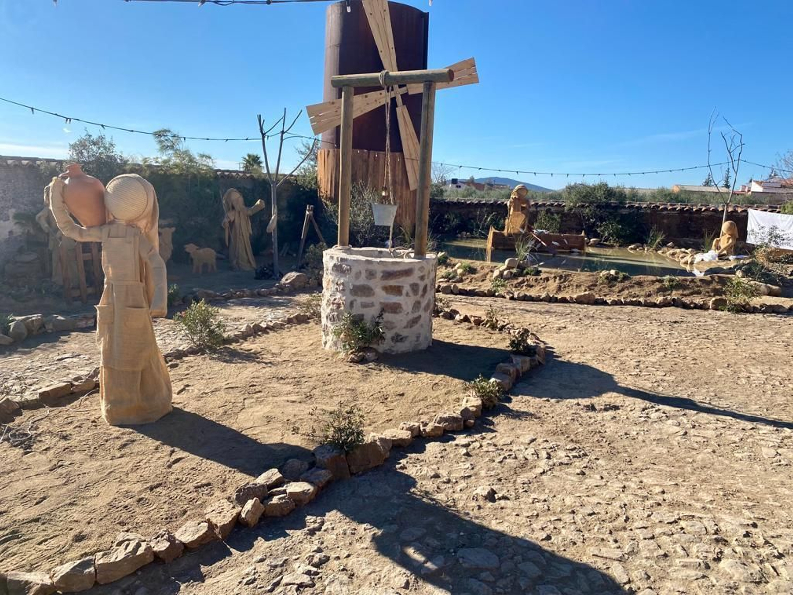 Un recorrido en fotografías por el gran belén artesanal de Los Blázquez