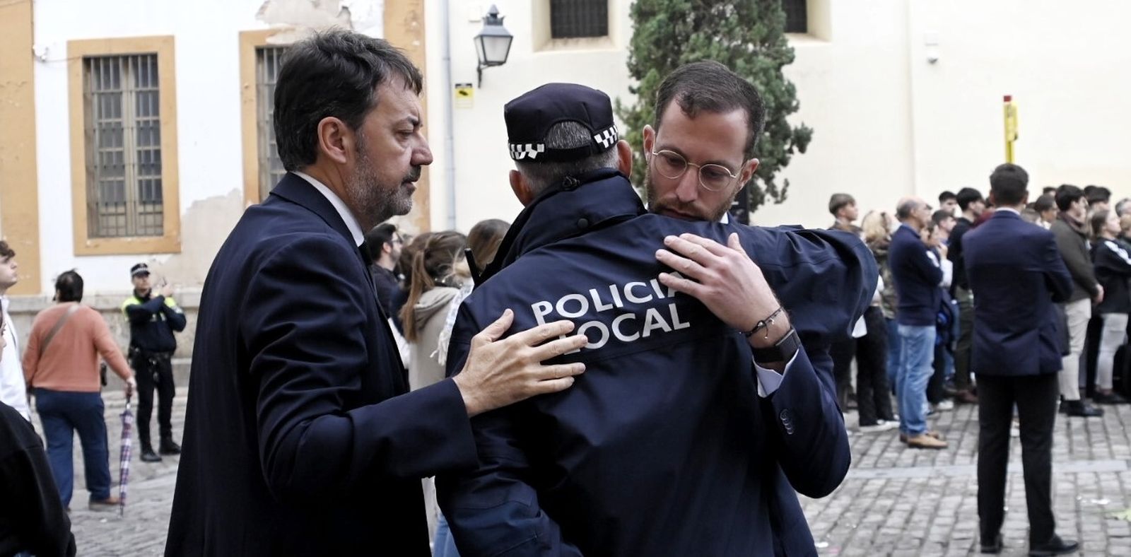 Antonio Fernández Monterrubio y  Alsharif Faisal bin Jamil saludan a Pedro López, Policía Local y entrenador de Álvaro Prieto en el club.