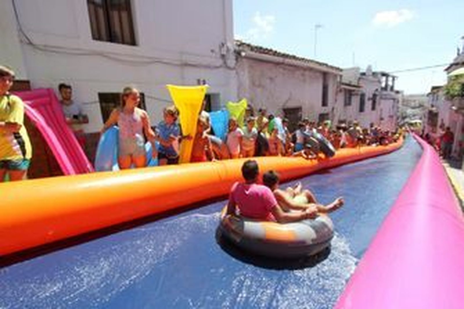 Atracción acuática en las calles de la ciudad durante una feria de agosto en Jimena.