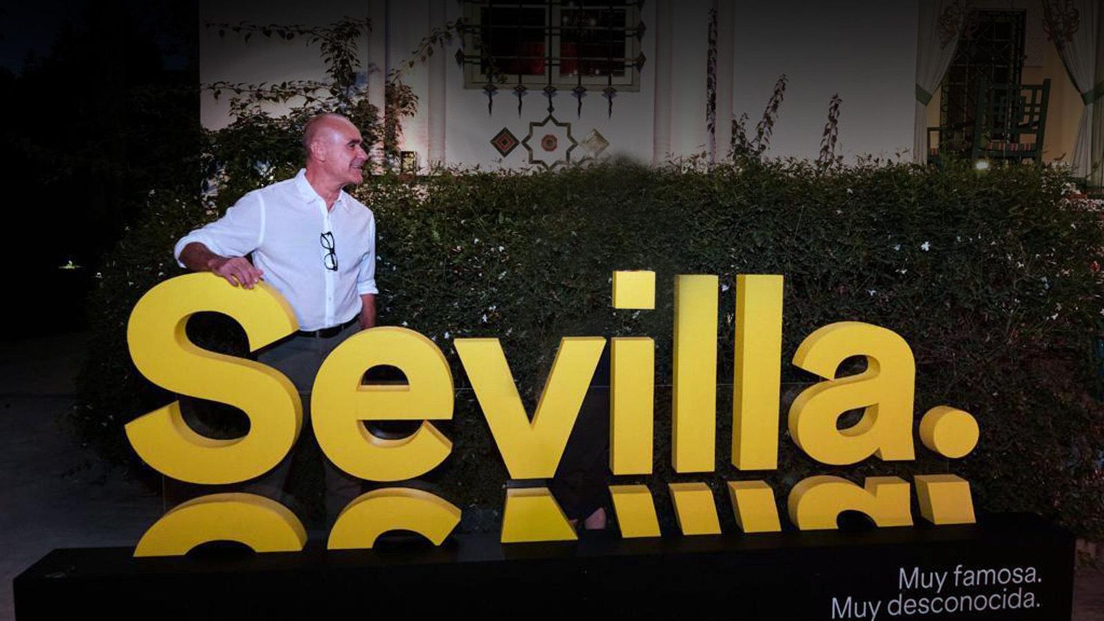 Antonio Muñoz posa junto a la marca Sevilla en el evento de la feria Emotions Travel.
