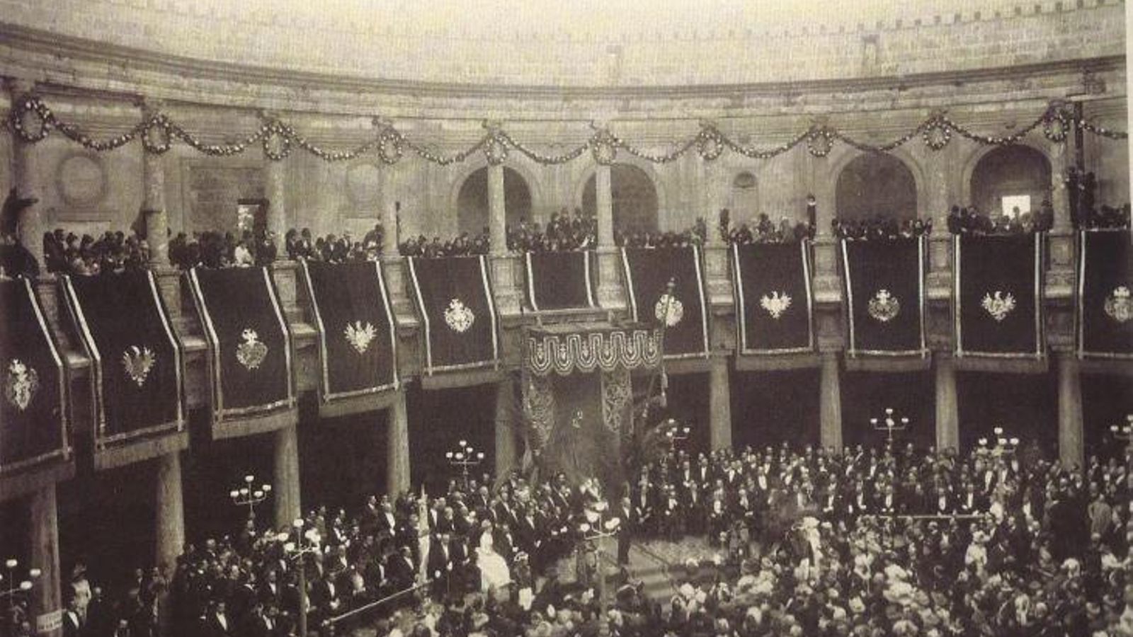 García Ayola, José, Acto de Coronación del poeta José Zorrilla 1889, con los avances de iluminación en el Palacio de Carlos V