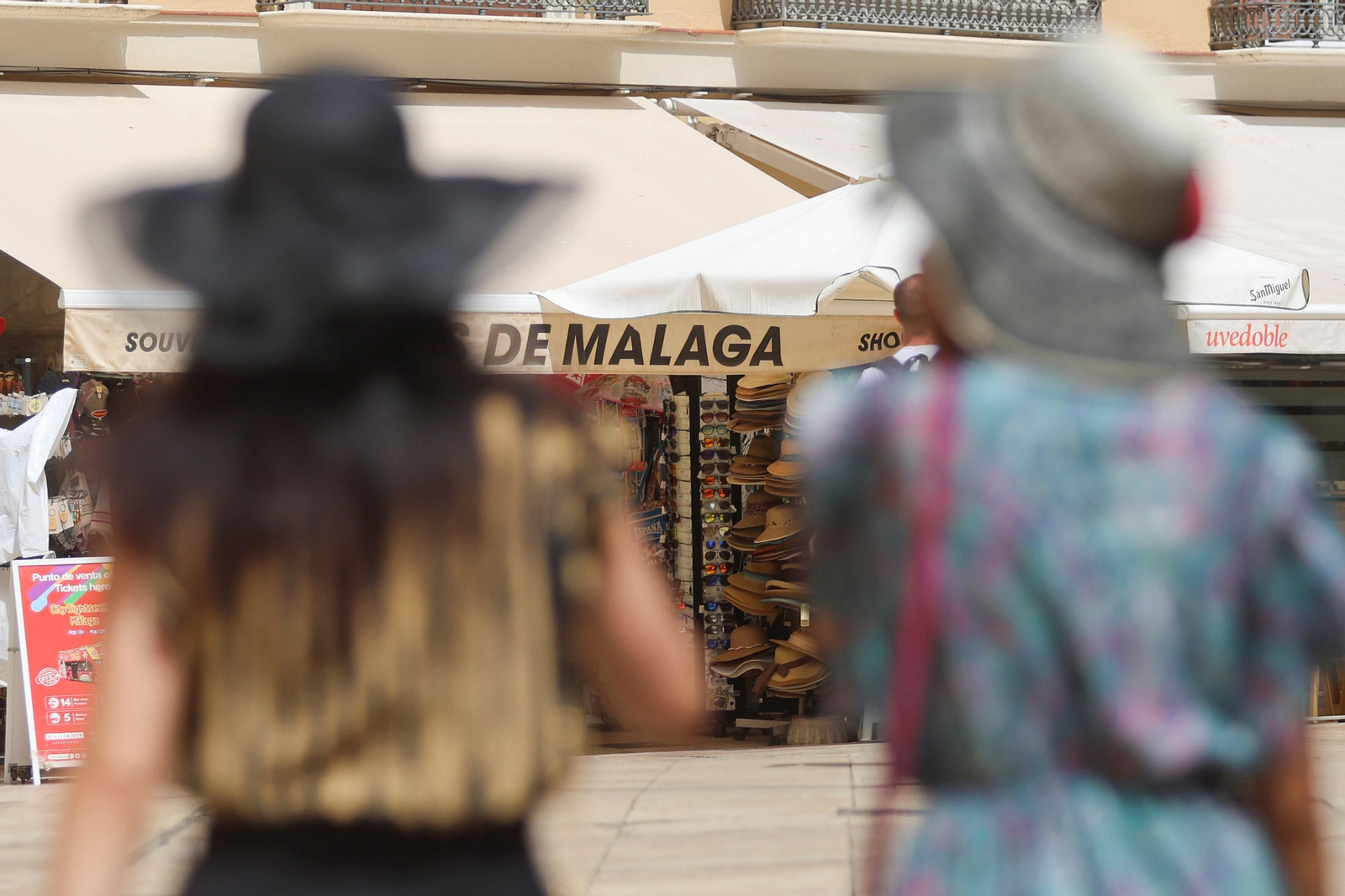 Dos mujeres pasean por la calle en Málaga.