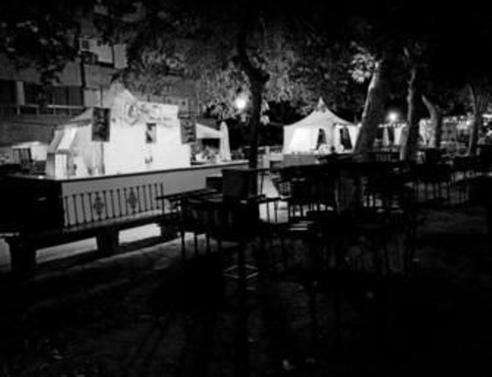 La caseta, a la izquierda cerrada, sobre la que cayó la rama.