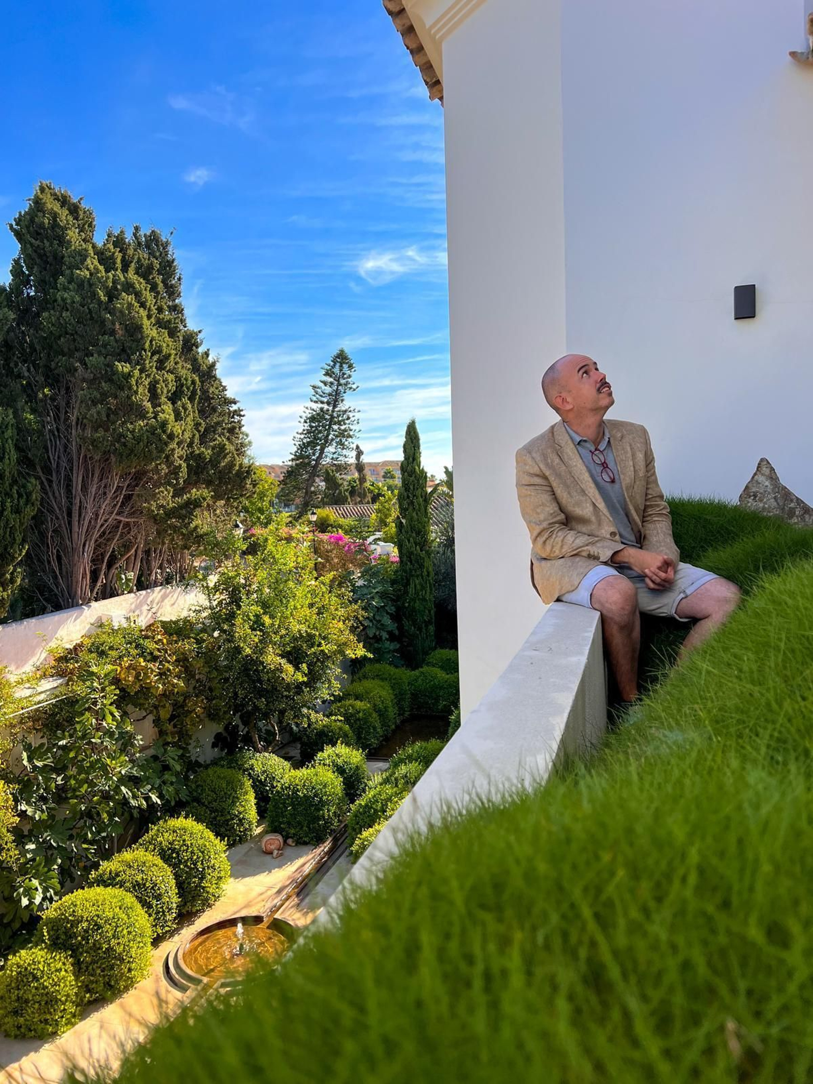 Juan Pedro Sacedón posando en 'Viridia', el jardín galardonado con el OJA 2023.