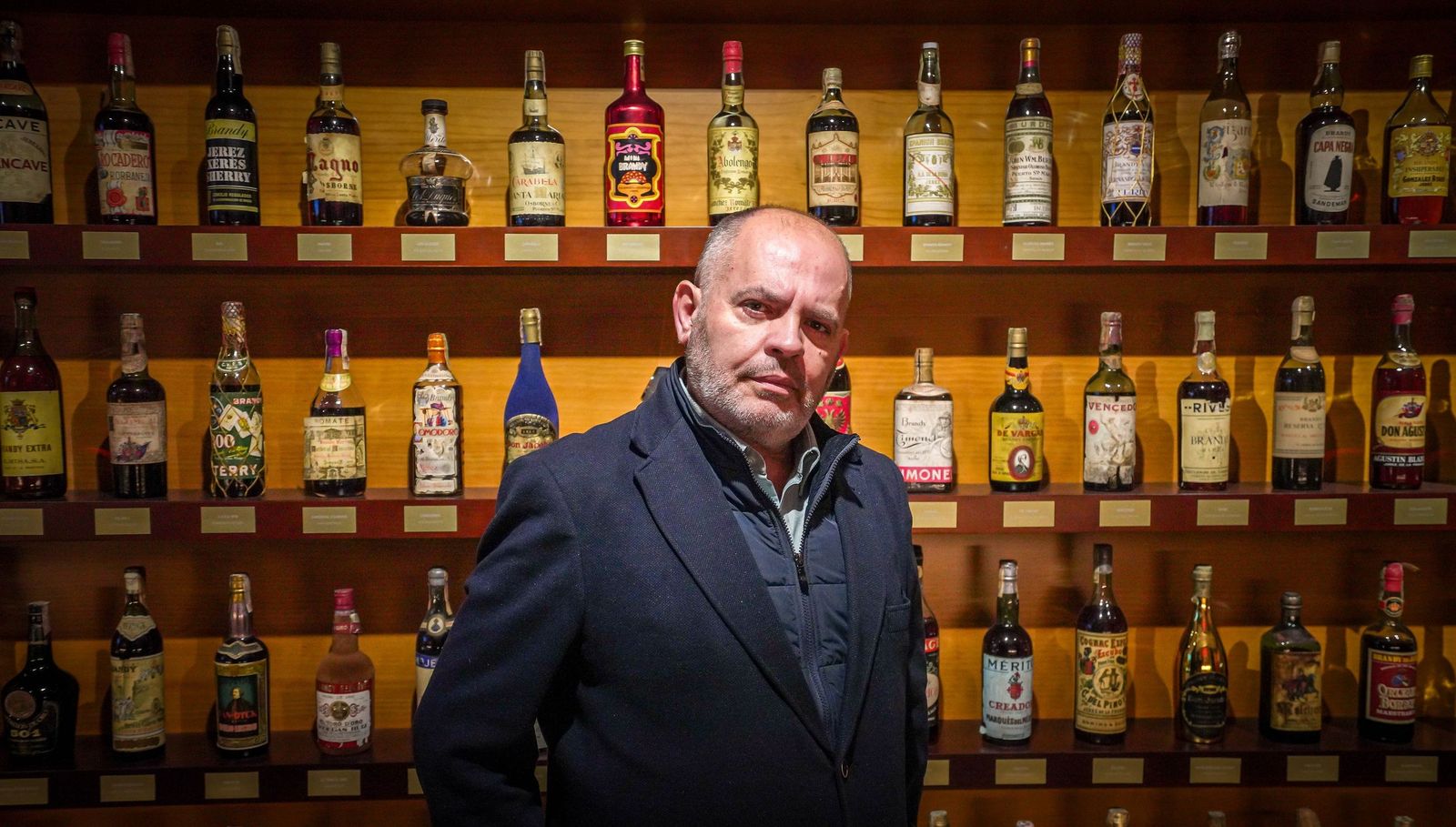 El empresario jerezano Fulgencio Meseguer en 'The Sherry Gallery', su museo dedicado al vino y al brandy de Jerez inaugurado recientemente.