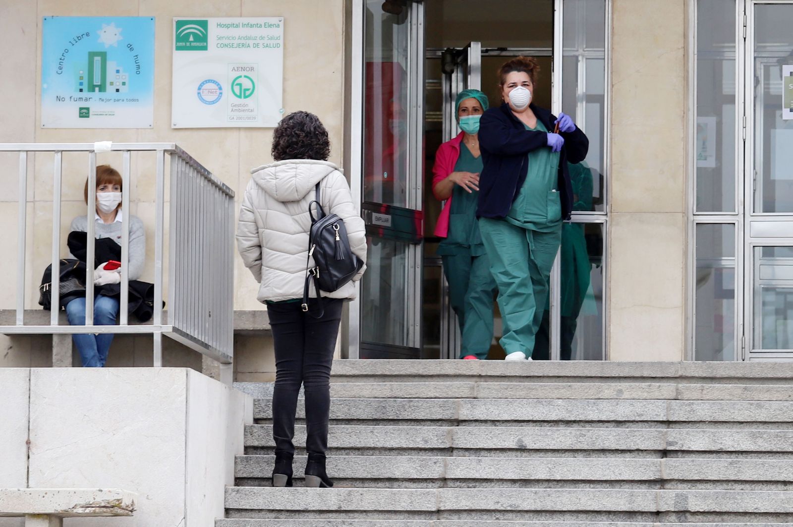 Entrada principal del hospital Infanta Elena en la mañana de ayer.