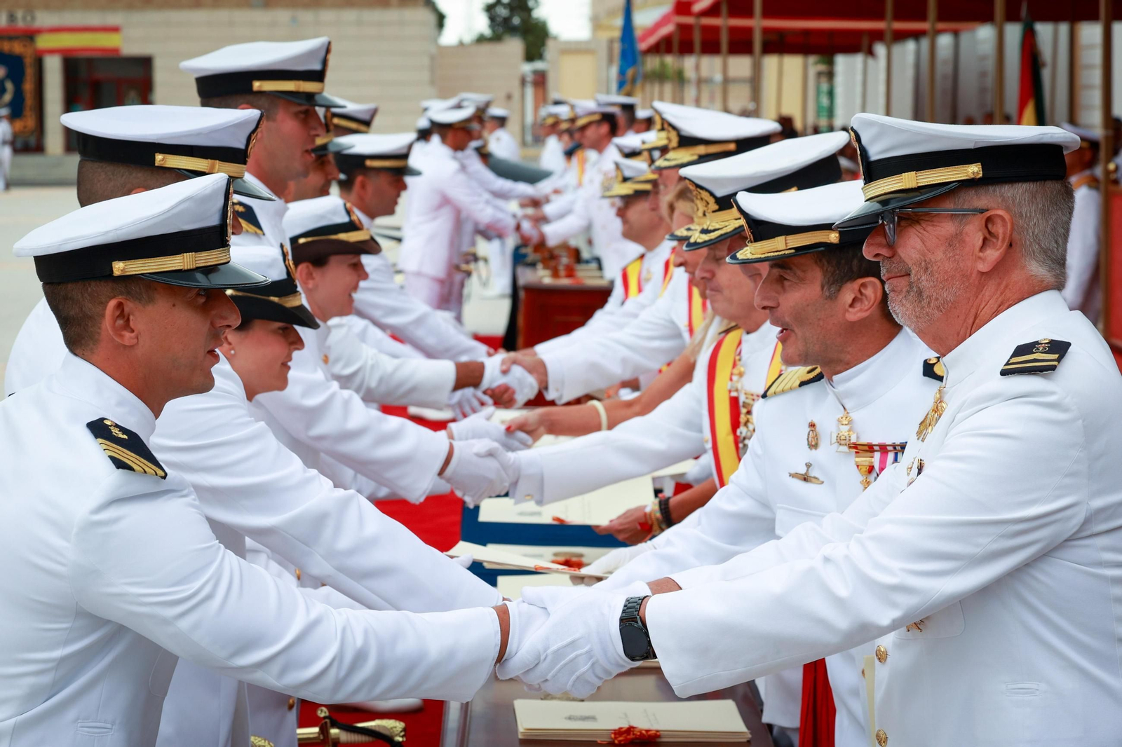 Las imágenes de la entrega de despachos a los nuevos suboficiales de la Armada que ha presidido el Rey en San Fernando