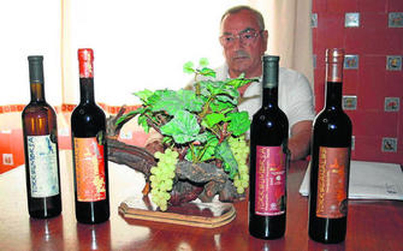 Mateo Barba durante un momento de la entrevista, junto a los cuatro vinos premiados en Miami: Torreumbría tinto, tempranillo cabernet suavignon; Torreumbría blanco; Torrecanales vino con naranja y Torrecanales dulce.