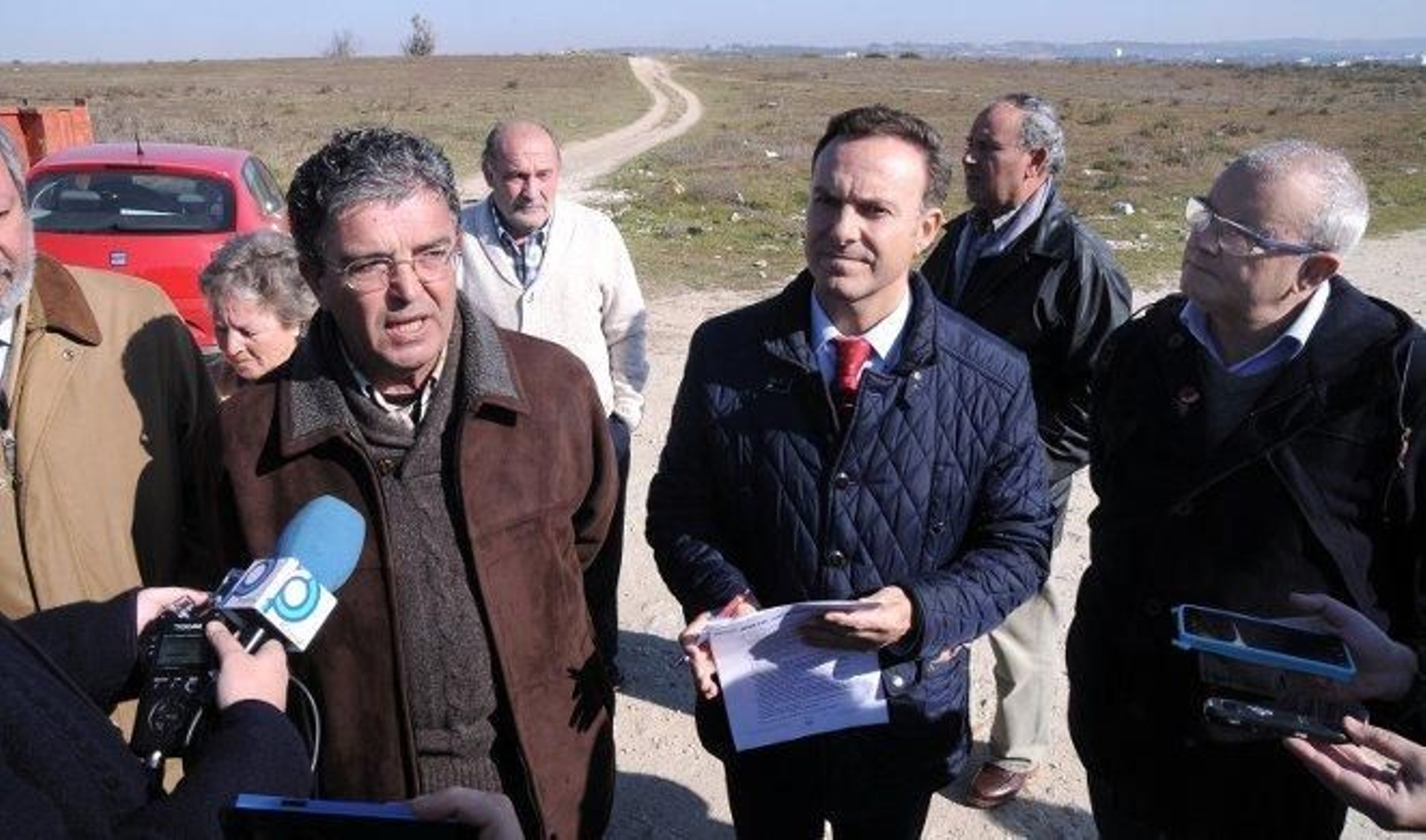 Manuel Herrera y David de la Encina en la parcela donde se levantará el centro.