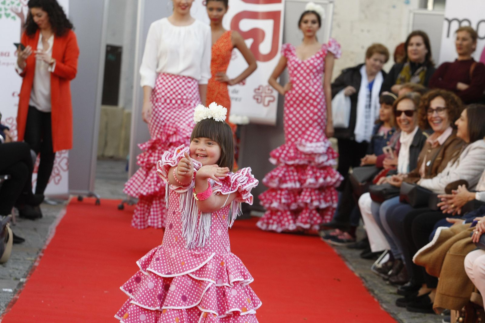 Desfile solidario de trajes de Flamenca para Cáritas