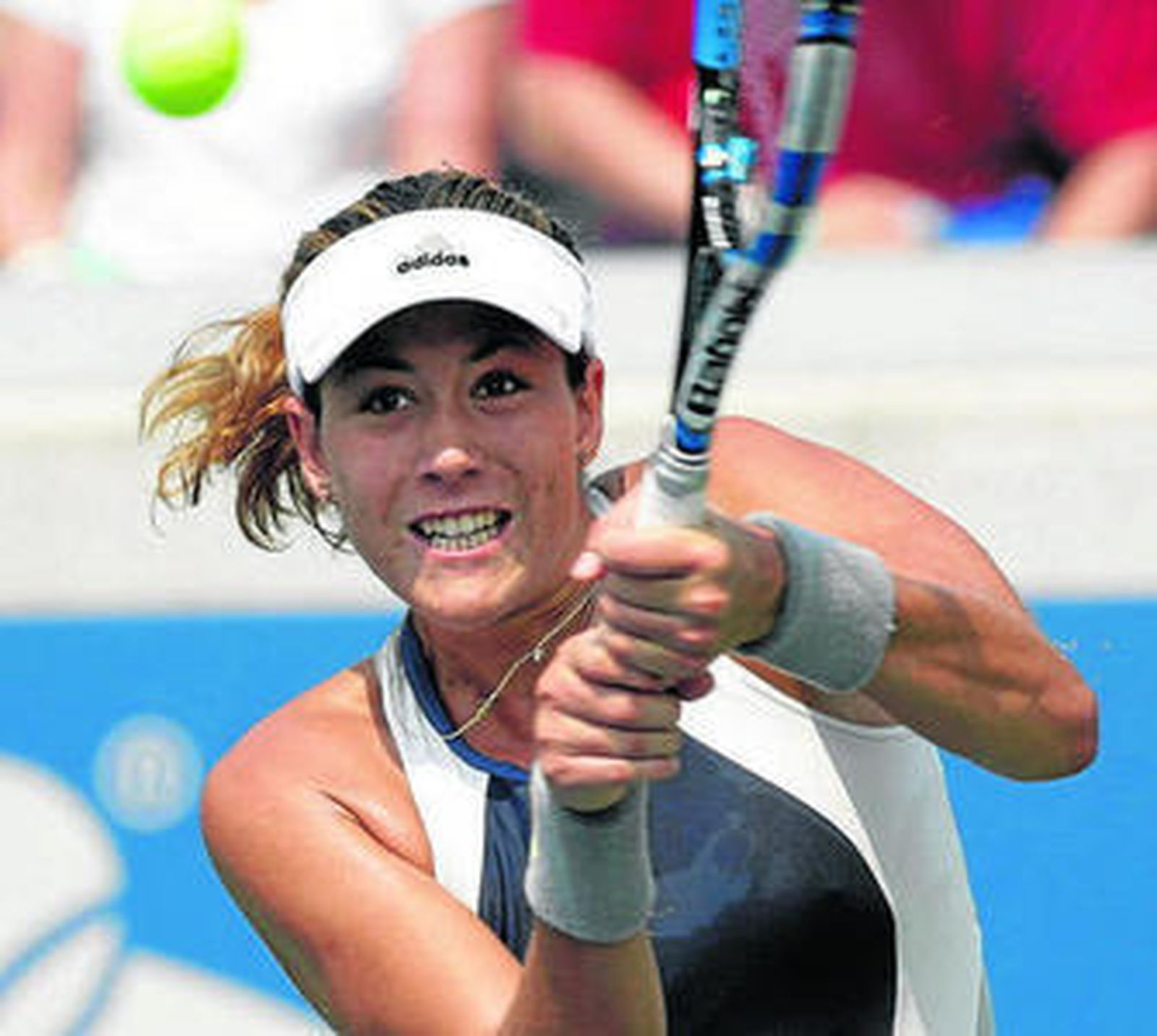 Garbiñe Muguruza golpea de revés durante un partido.