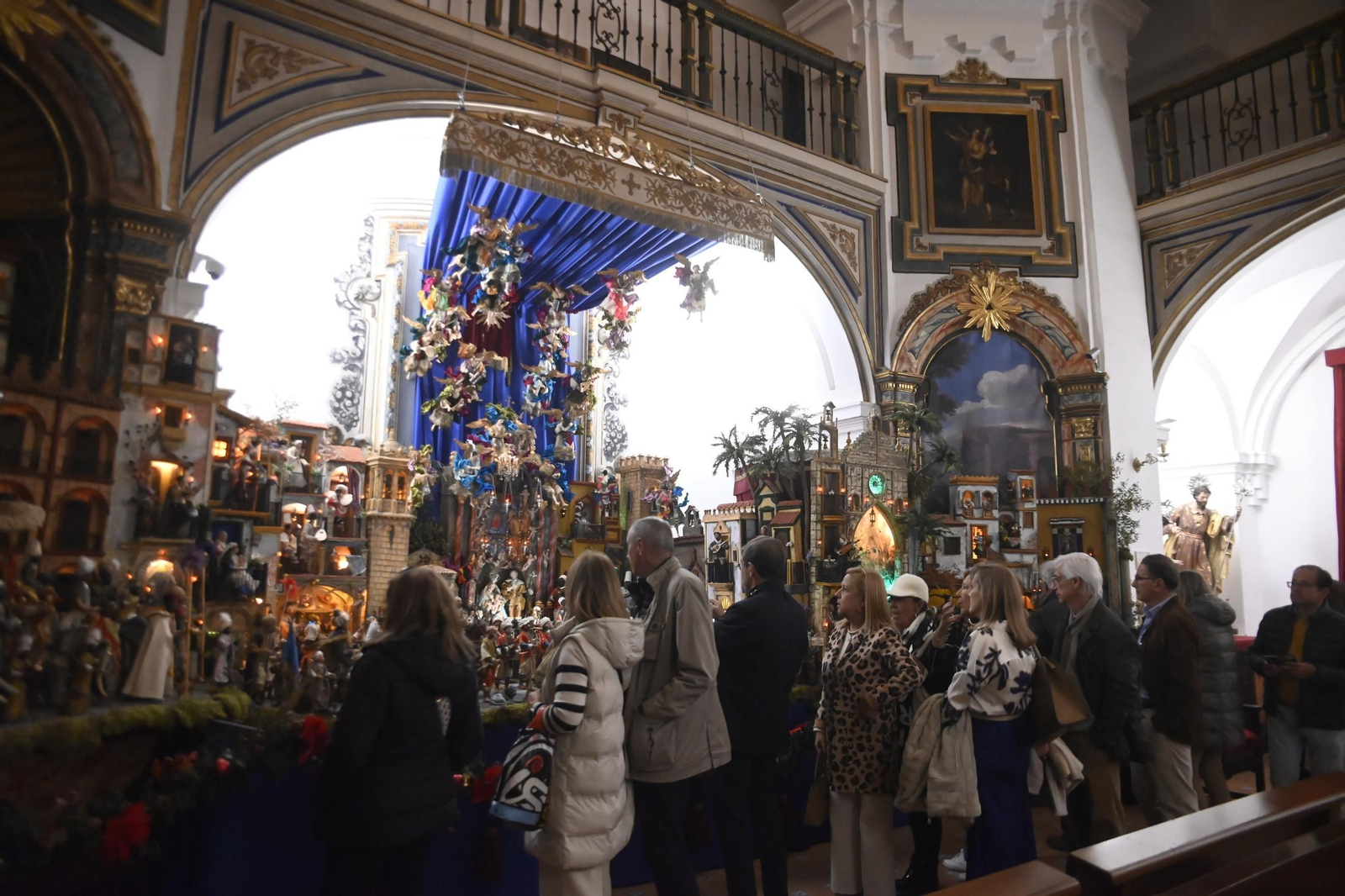 Varias personas visitan un belén navideño en Córdoba.