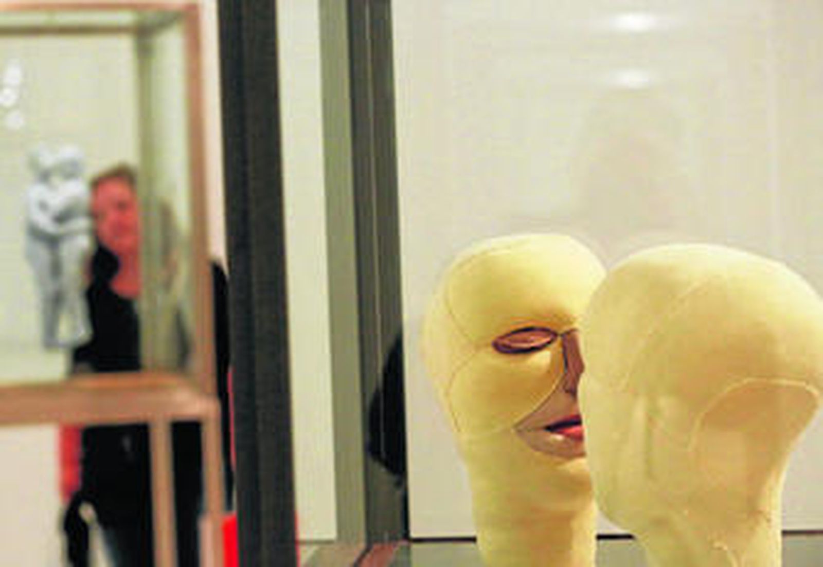 1. La escultura 'Arch of Hysteria' (1993). 2. 'Together' (2005). 3. Bernard Ruiz-Picasso, Luciano Alonso, Iris Müller-Westermann y José Lebrero, bajo 'Araña' (1996). 4. Una visitante fotografía una obra en Museo Picasso Málaga. 5. Bernard Ruiz-Picasso y Jerry Gorovoy. 6. Louise Bourgeois (1911-2010). 7. 'The eternal thread is you' (2003).