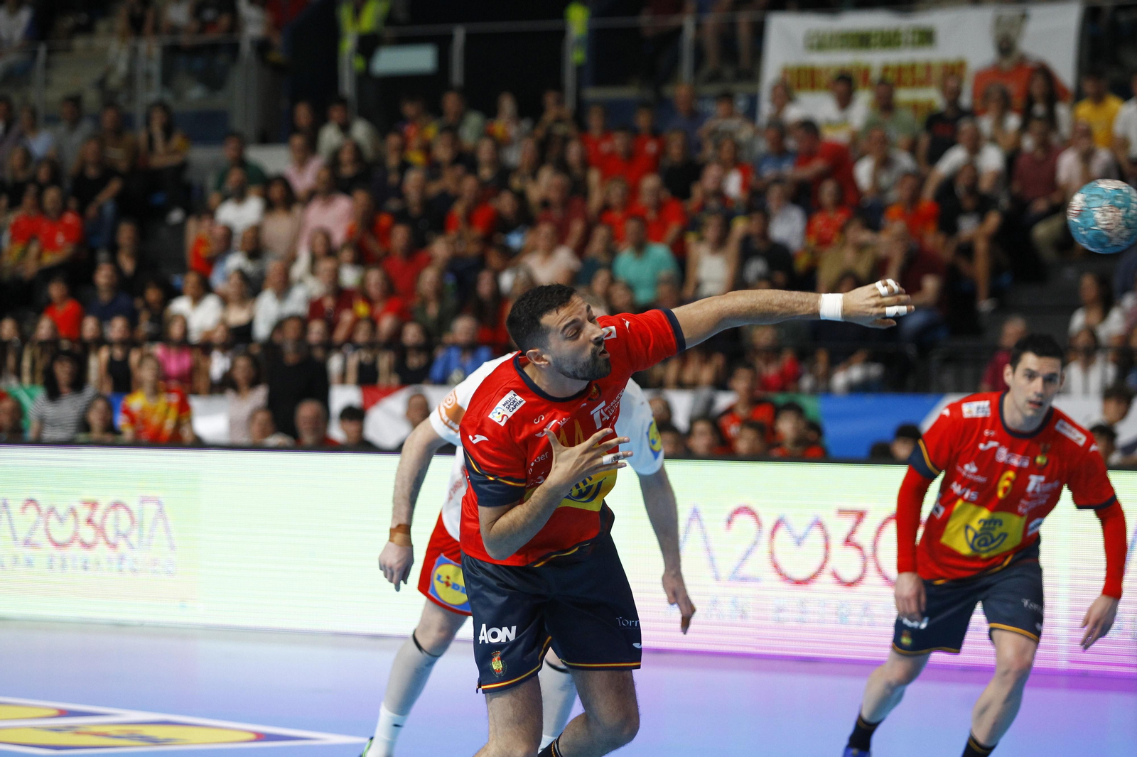 Imágenes del España-Dinamarca de la EHF Euro Cup de balonmano, en Almería