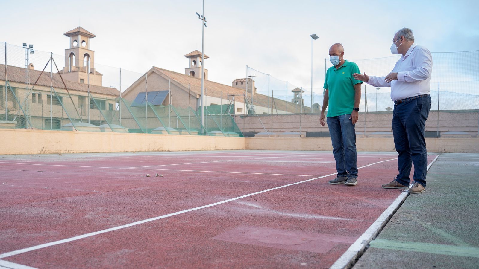 Antonio Rojas visita las pistas de Bahía Sur en las que se acometen las mejoras.