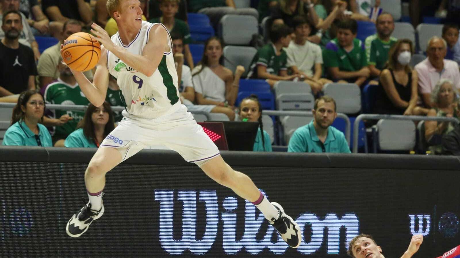 Alberto Díaz salva un balón.