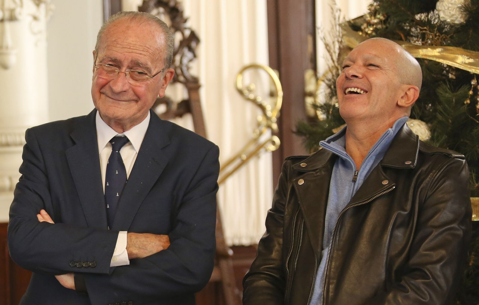 El alcalde, Francisco de la Torre, y Antonio Banderas conversan momentos antes de la presentación del acuerdo.
