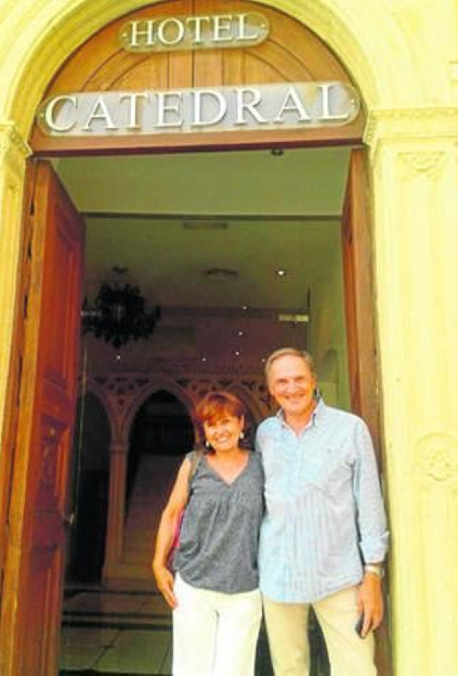 Brigitte y Alain, dos franceses con alma almeriense en la puerta del hotel, a punto de partir a disfrutar del día.