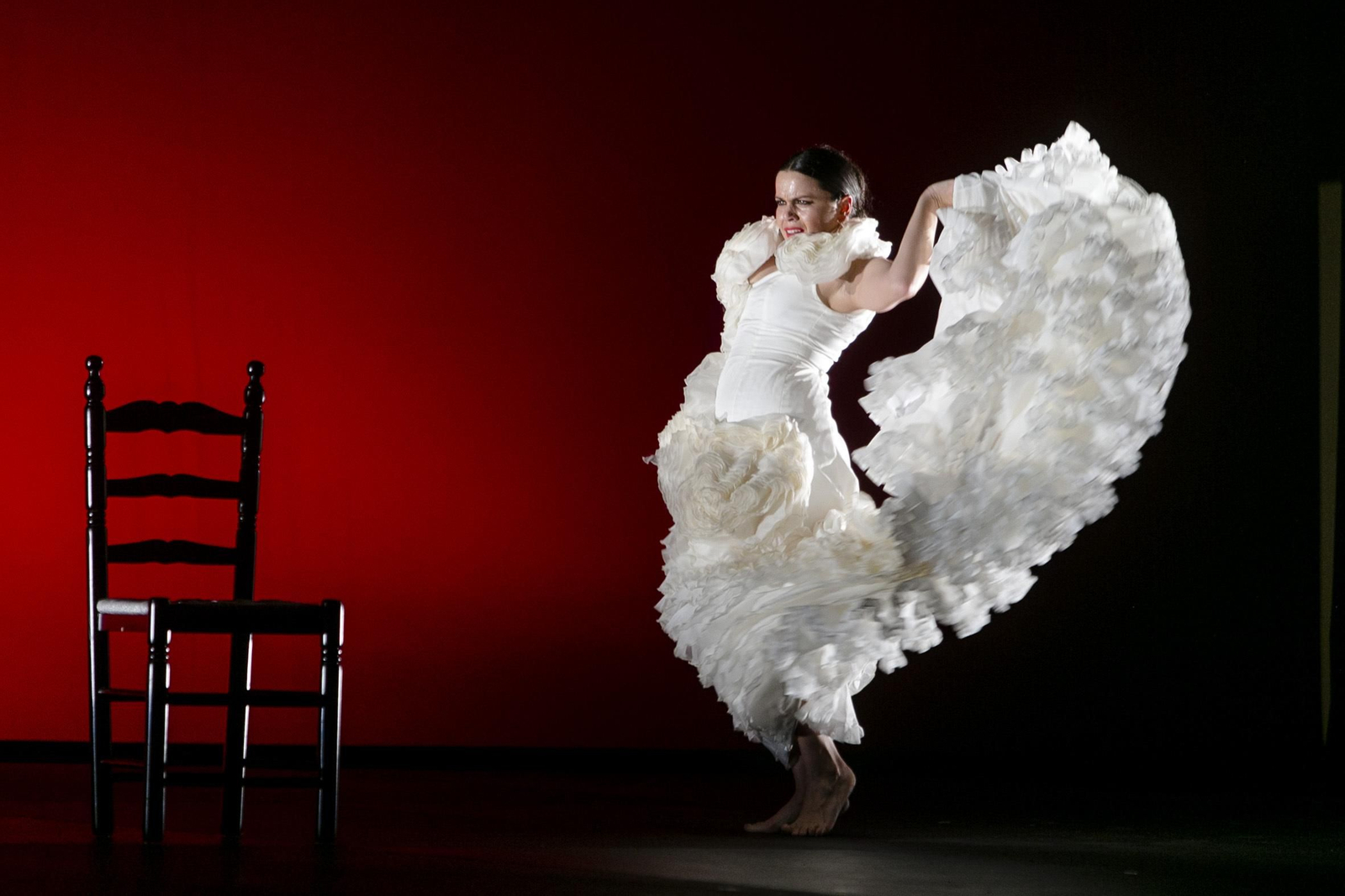 María Moreno durante el paso a dos con la silla de 'More (no) More', ayer en el Falla.