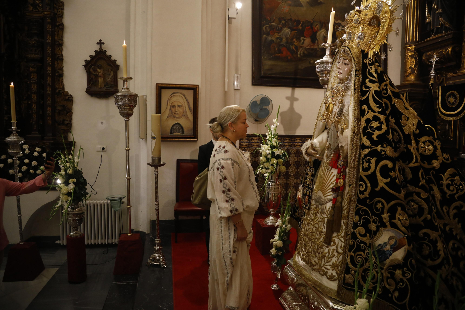 El besamanos extraordinario de la Virgen de los Dolores de Córdoba, en imágenes