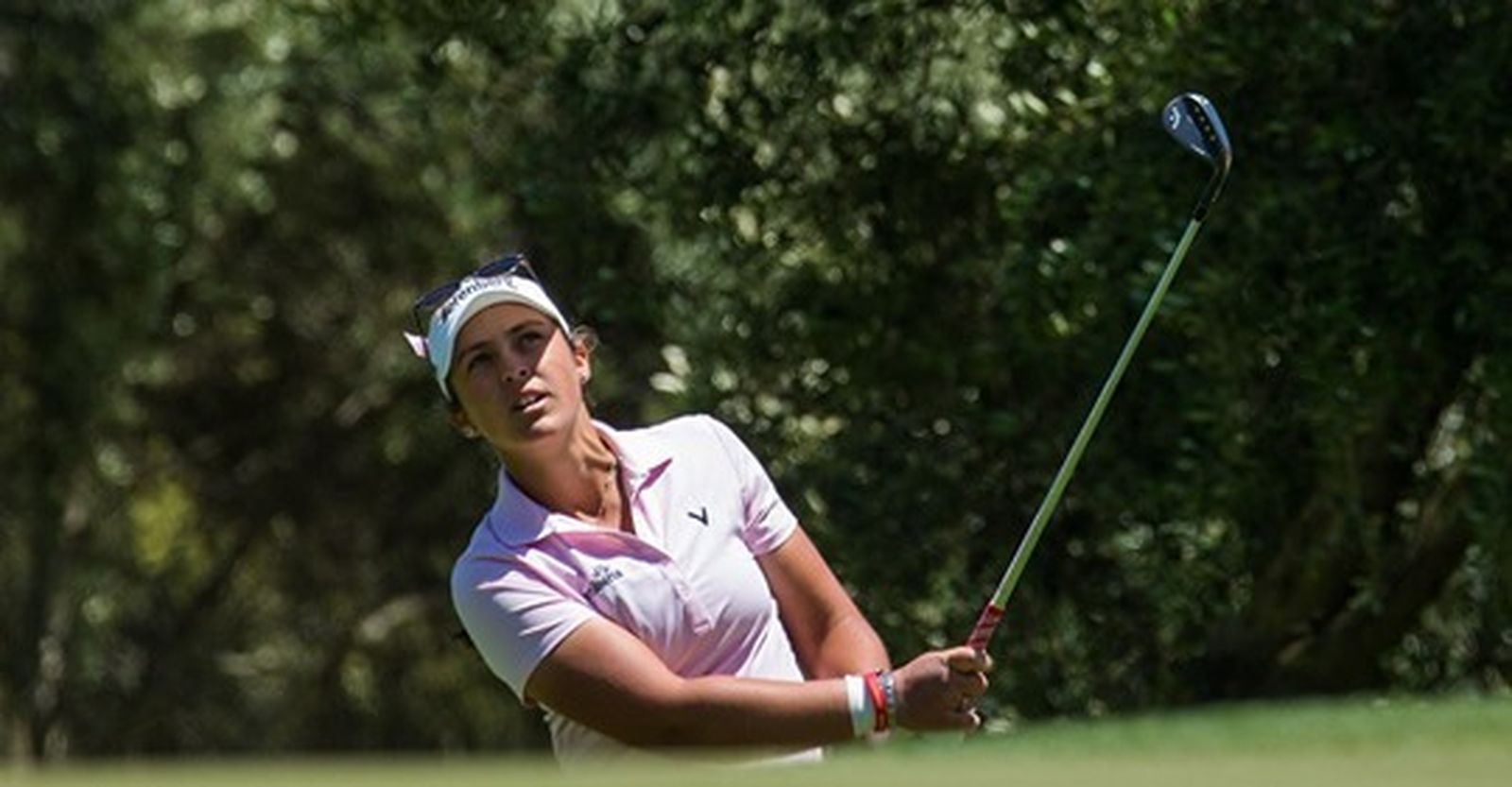 María Parra sigue la trayectoria de la bola con la mirada