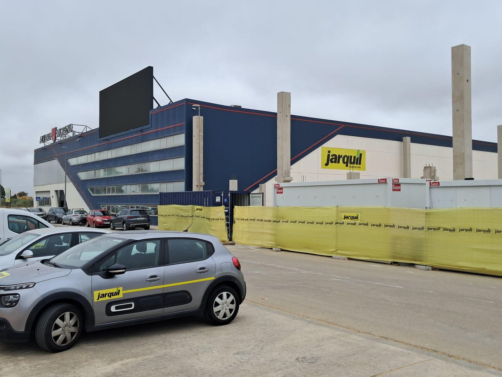 Exterior de las obras de la sede de Álvaro Moreno realizadas por Jarquil. Exterior de las obras de la sede de Álvaro Moreno realizadas por Jarquil.