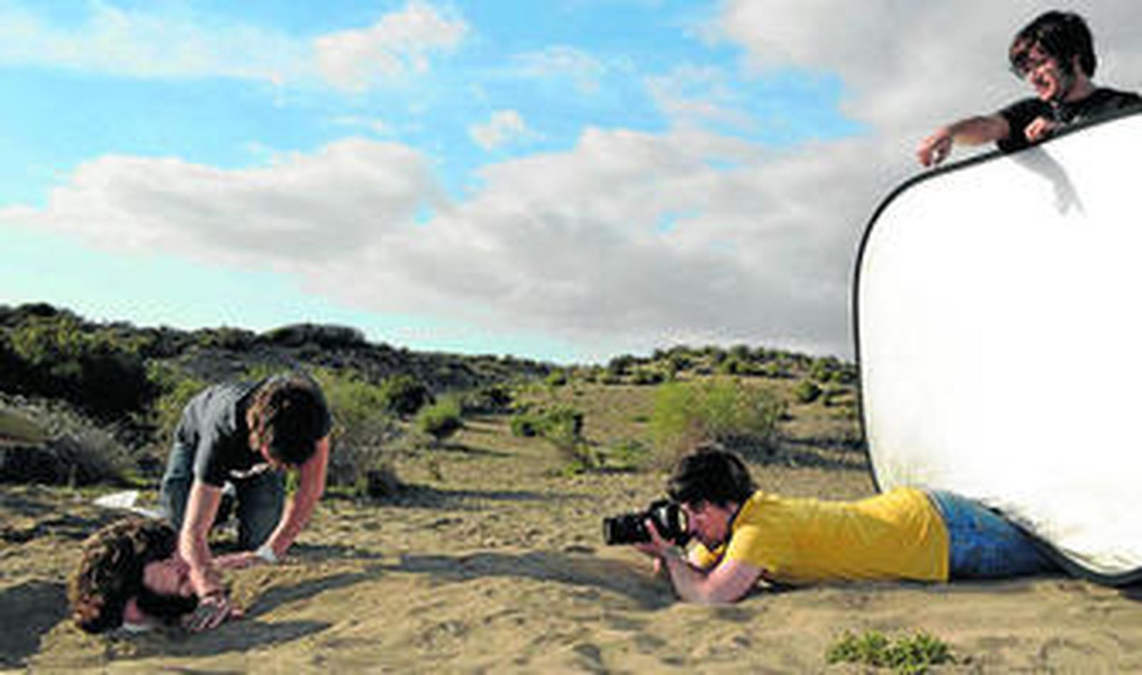 El fotógrafo Guillermo Rodríguez por los suelos haciendo una de las fotos