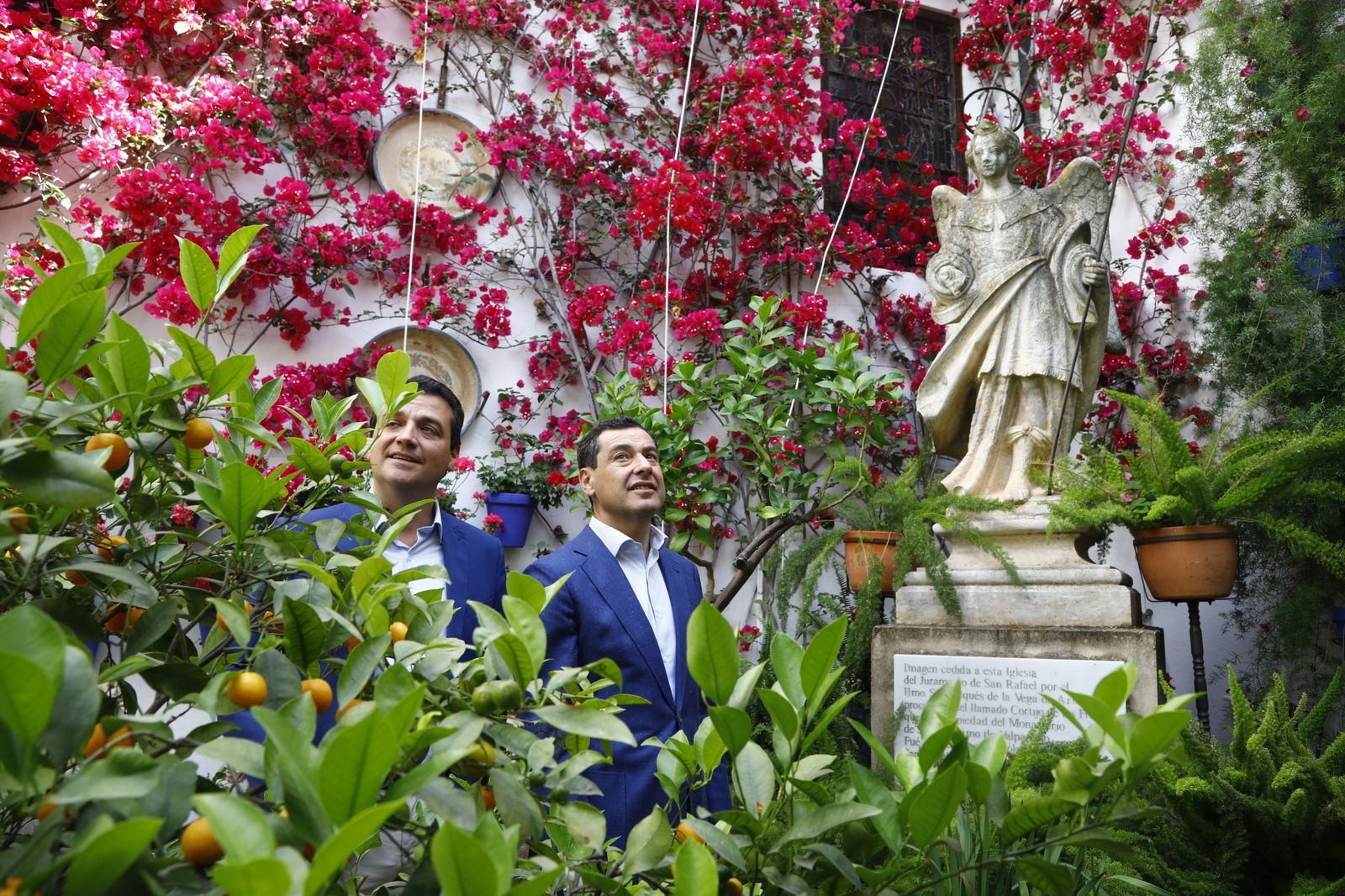 La visita de Juanma Moreno a los Patios de Córdoba, en imágenes