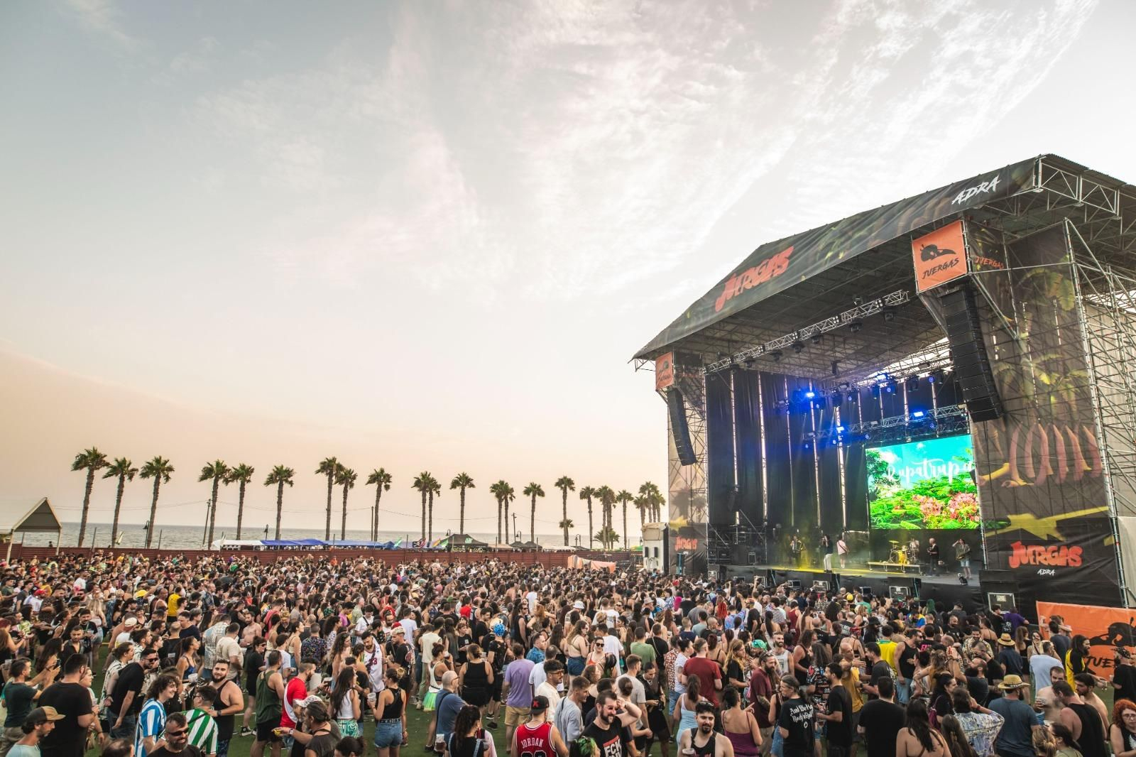 La XI edición del 'The Juergas Rock Festival' despega en Adra con gran afluencia de personas