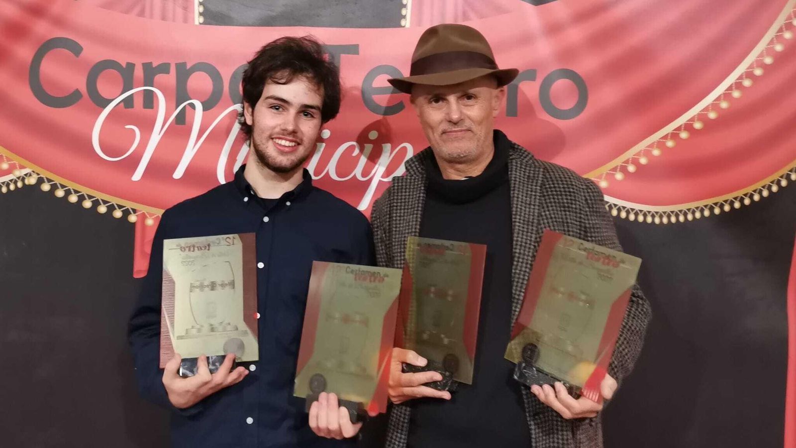 Emilio Rosales y José Mateos, con los cuatro galardones obtenidos en Burguillos.