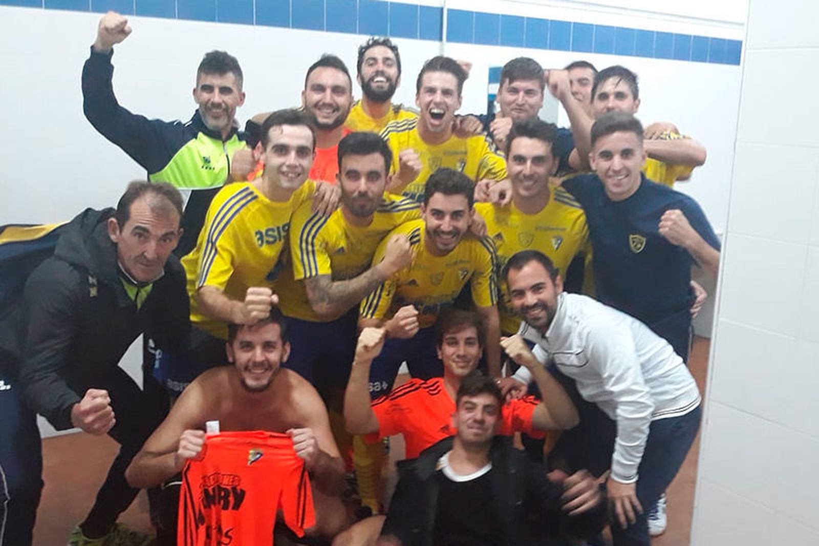 Los capitalinos celebran el triunfo en el vestuario del pabellón jerezano.